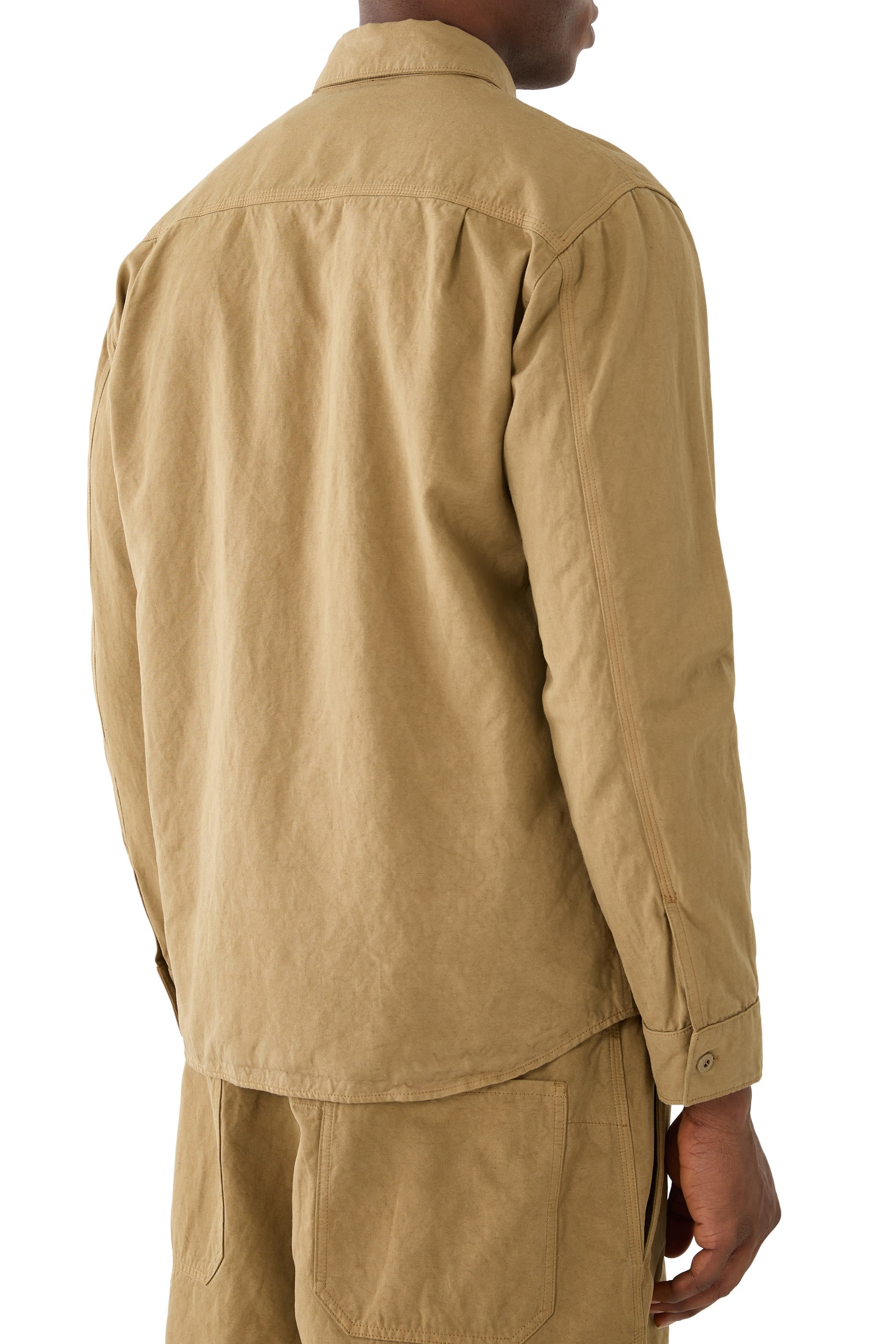 قميص بنمط جاكيت بأزرار وشعار الماركة