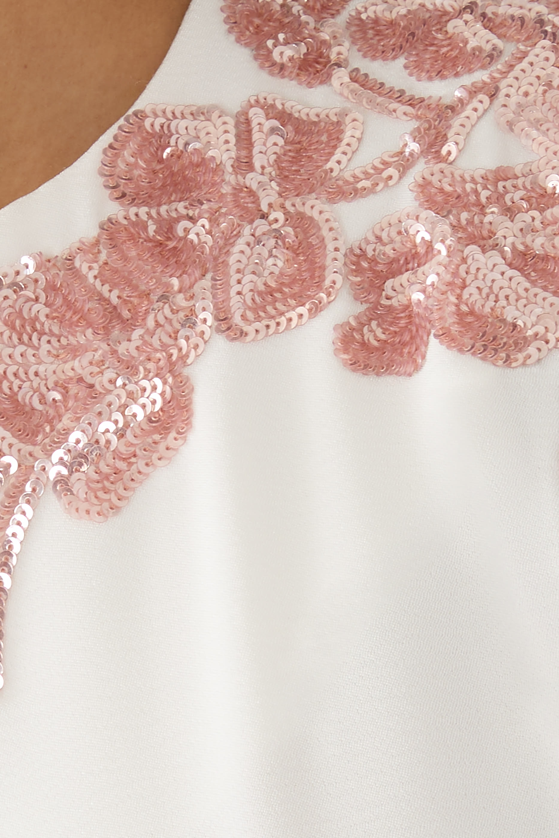 فستان طويل مطرز بالترتر