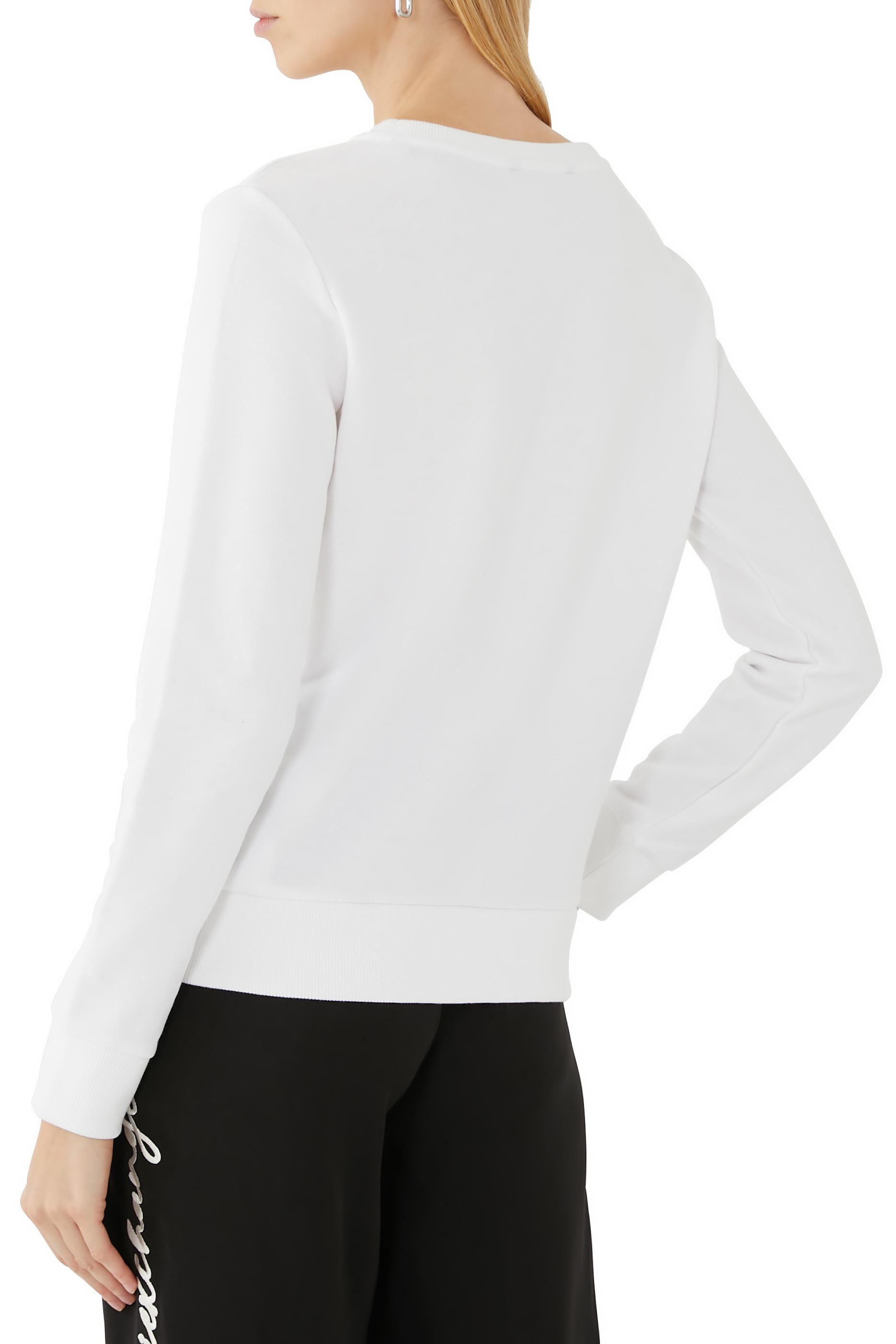 قميص بأكمام طويلة بطبعات شعار الماركة