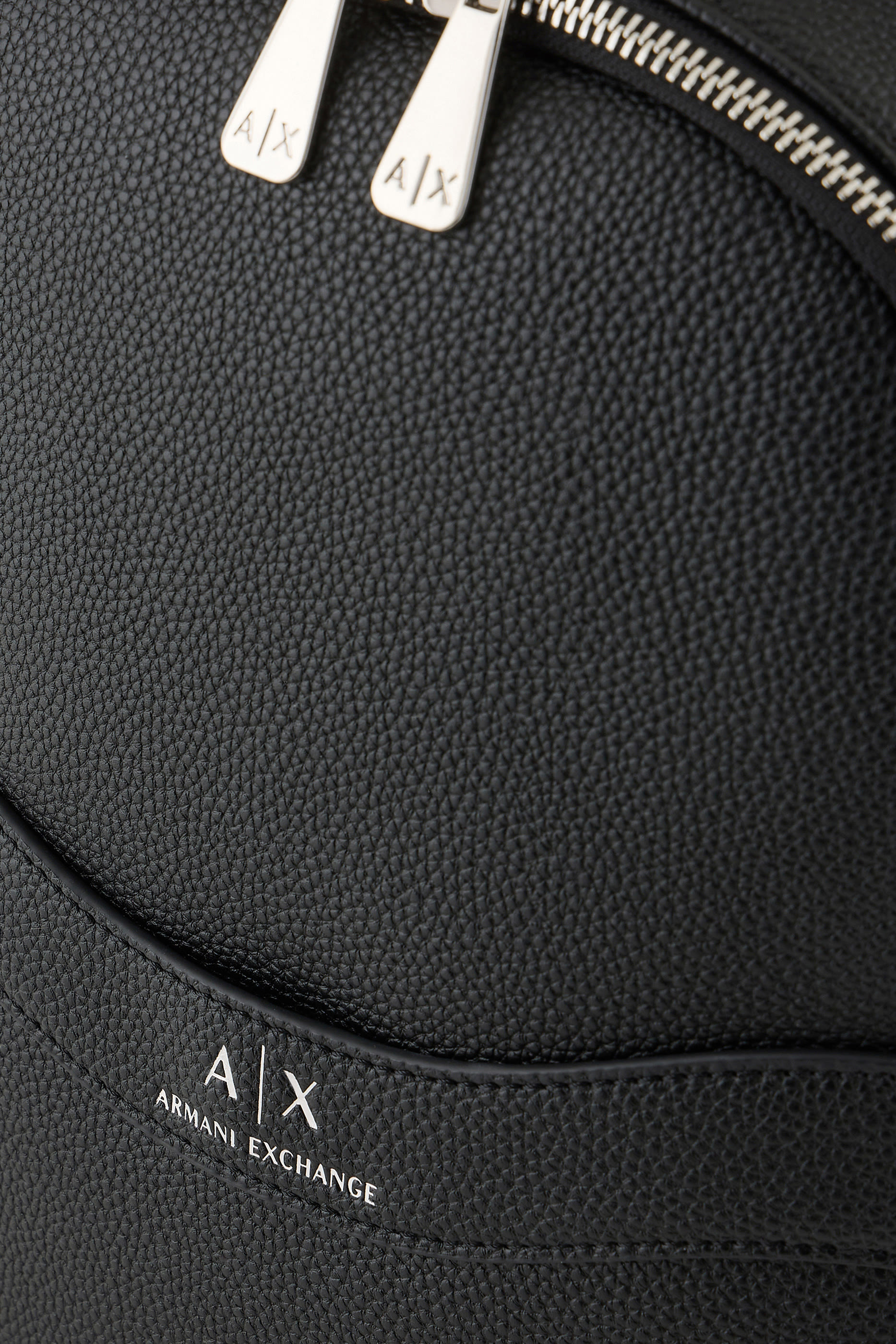 حقيبة ظهر بتفاصيل مموجة وشعار الماركة