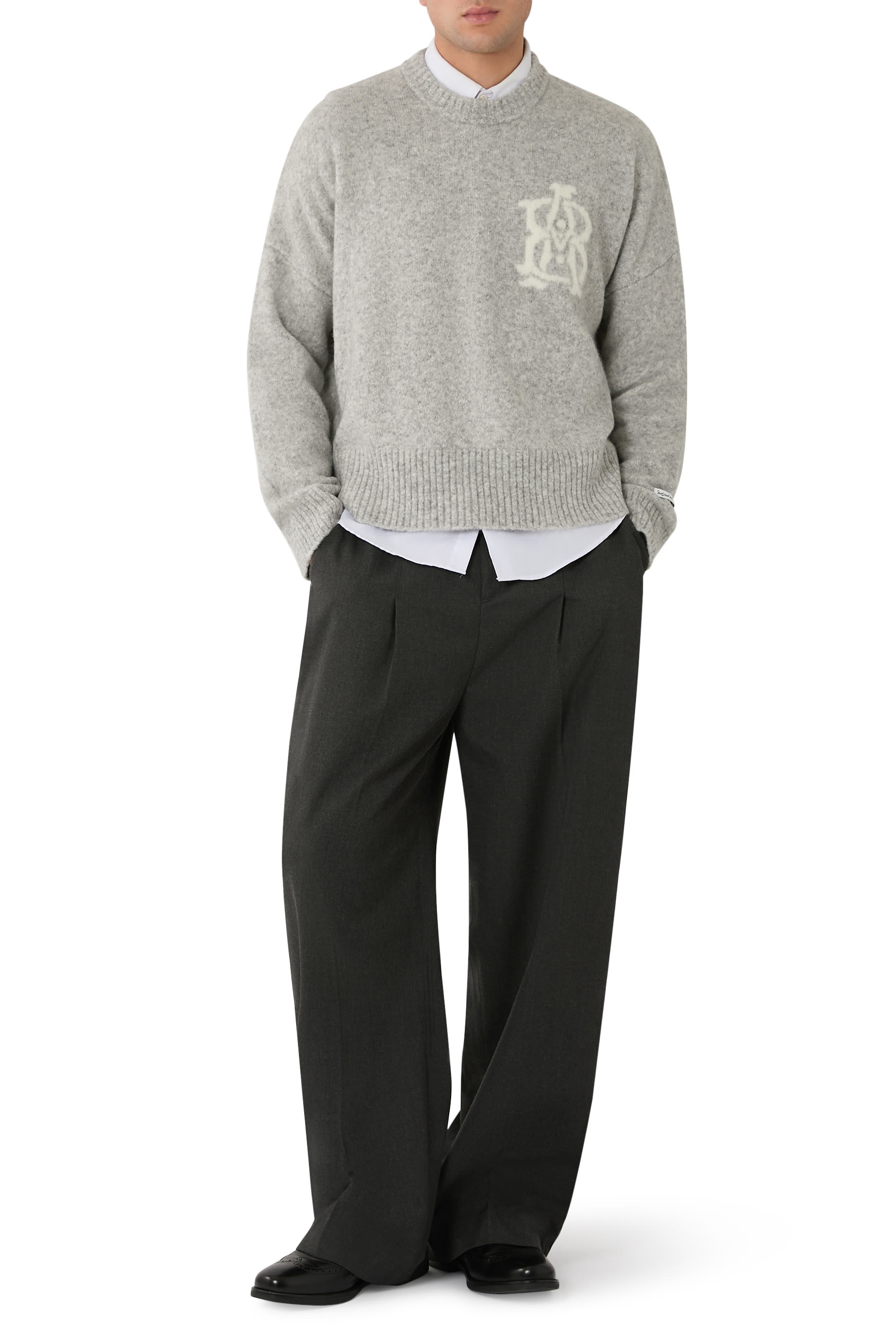 كنزة منسوجة بحروف شعار الماركة