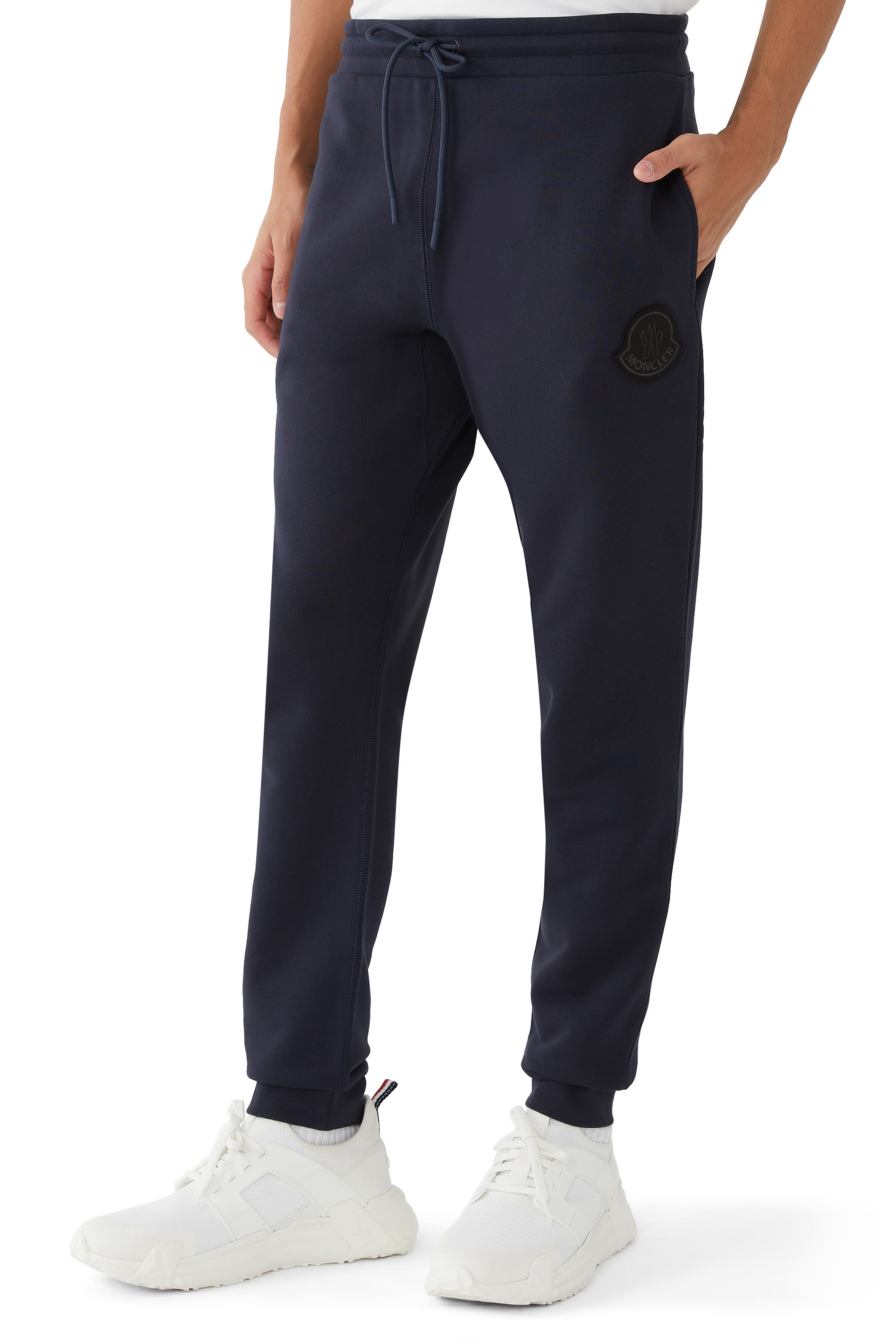 ينطال رياضي بشعار الماركة قطن