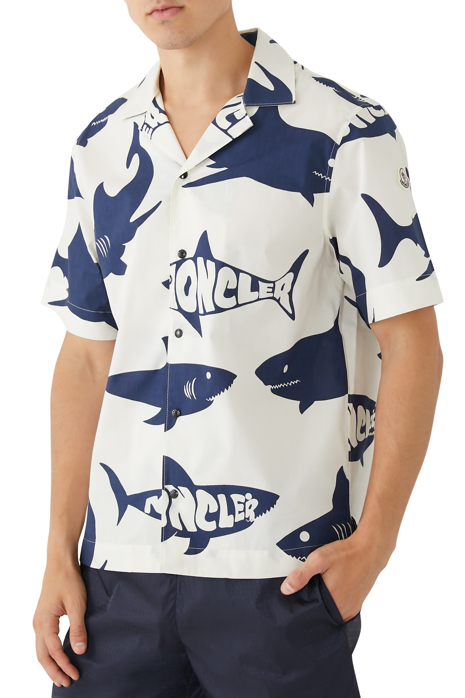 قميص بنقشة غرافيكية بشعار الماركة