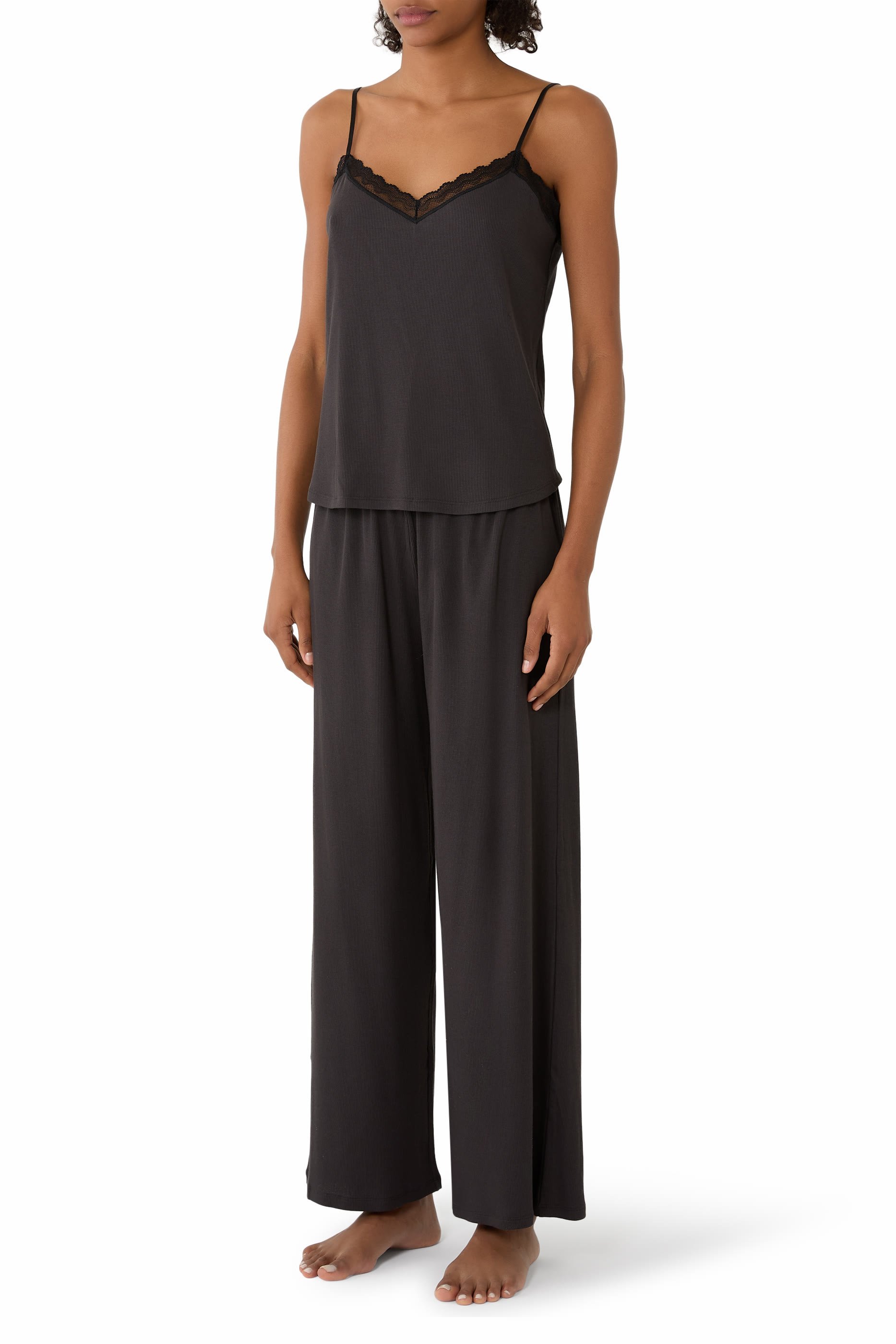 طقم بيجامة كامي مضلع بتفاصيل دانتيل جيرسيه