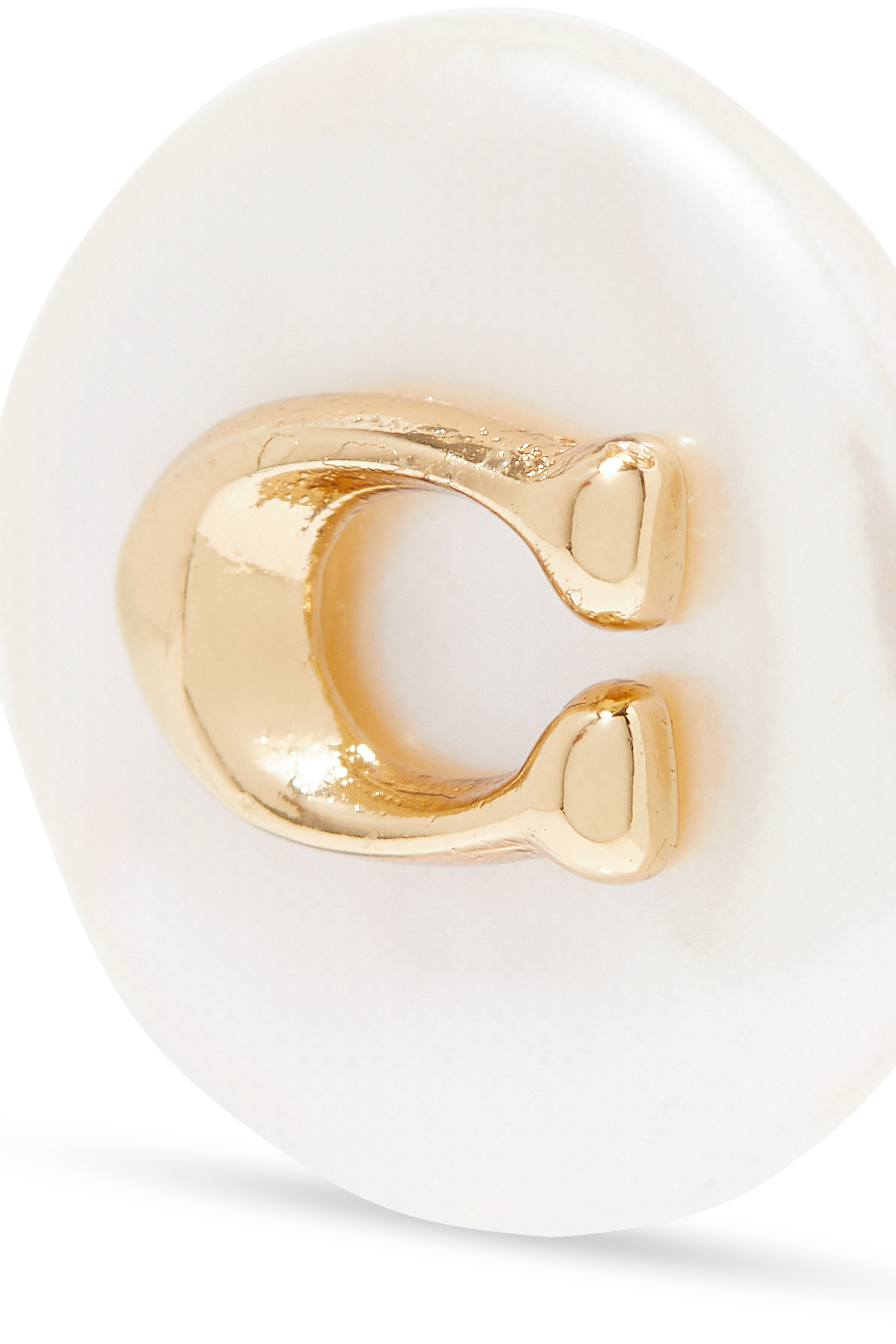 أقراط مزينة بلؤلؤ مياه عذبة وحلية حرف شعار الماركة