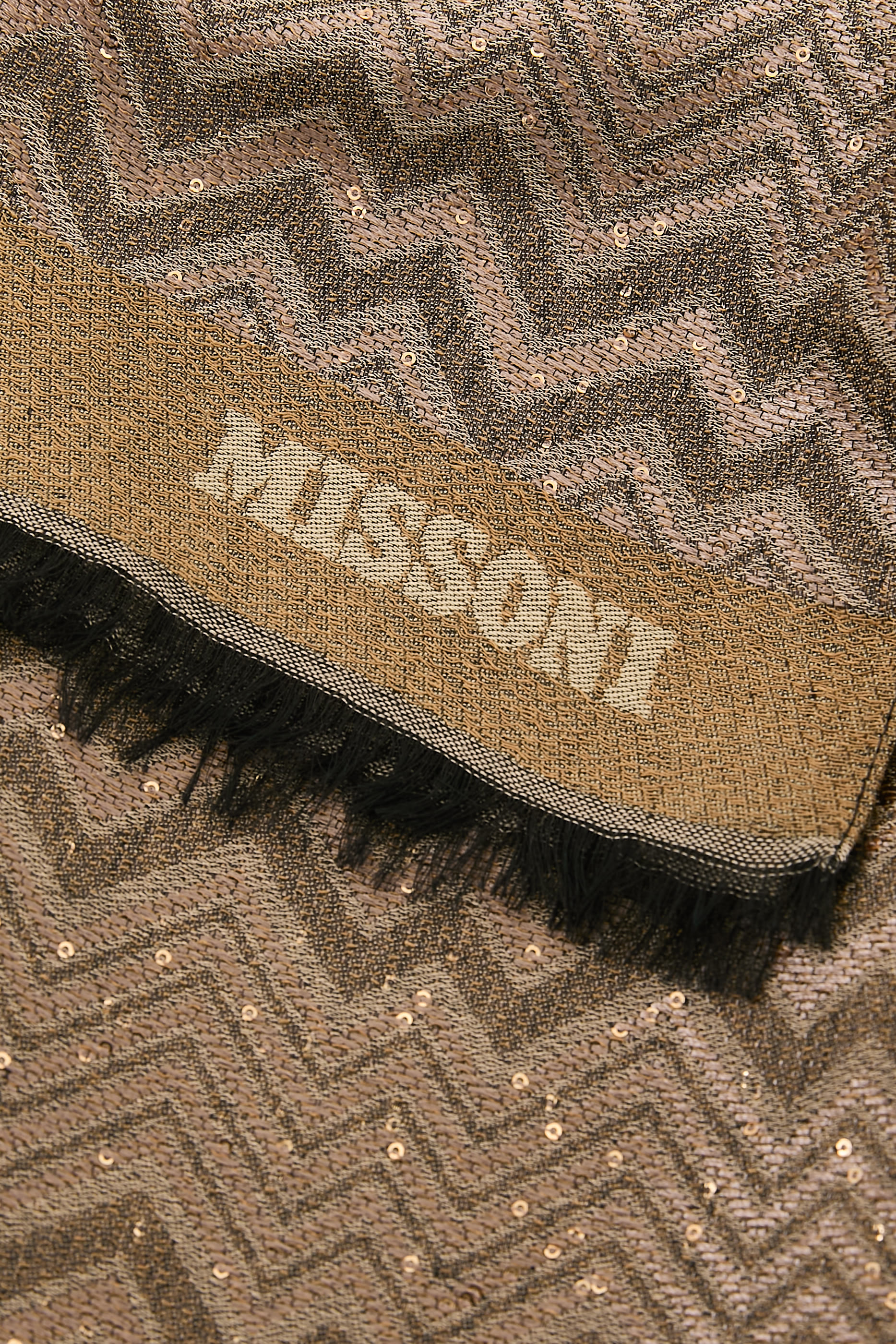 وشاح بترتر ونقشة خطوط متعرجة