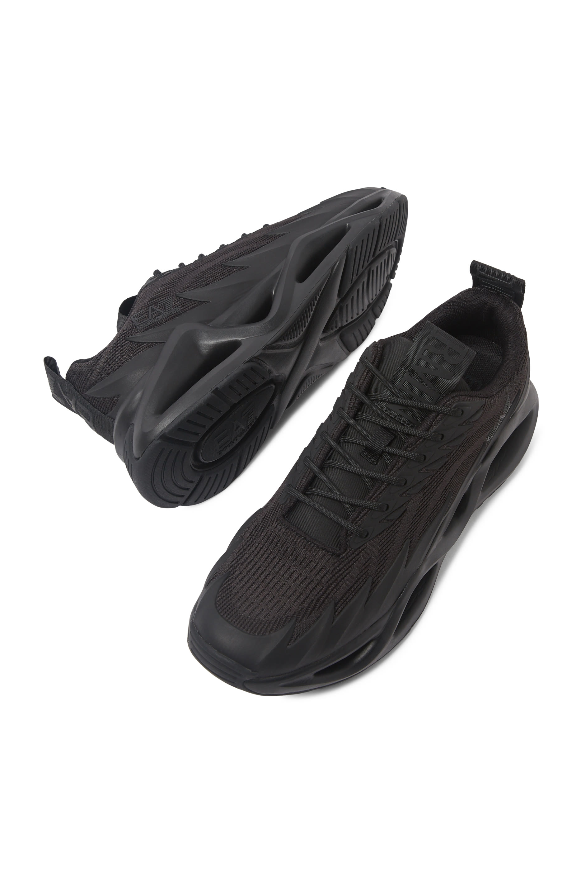 سنيكرز إنفينيتي بتصميم قفص وشعار الماركة