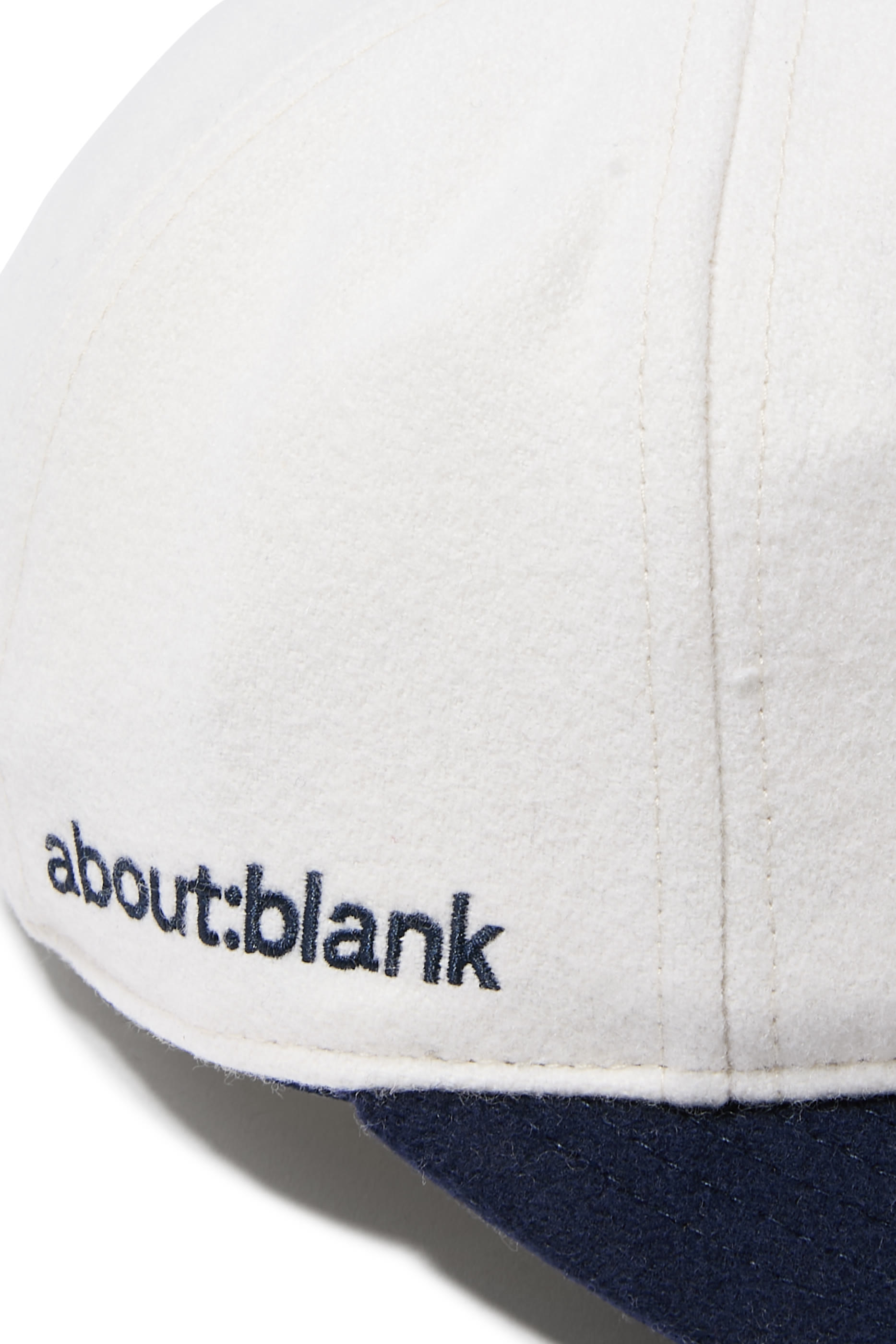 كاب مزين بحروف شعار الماركة صوف