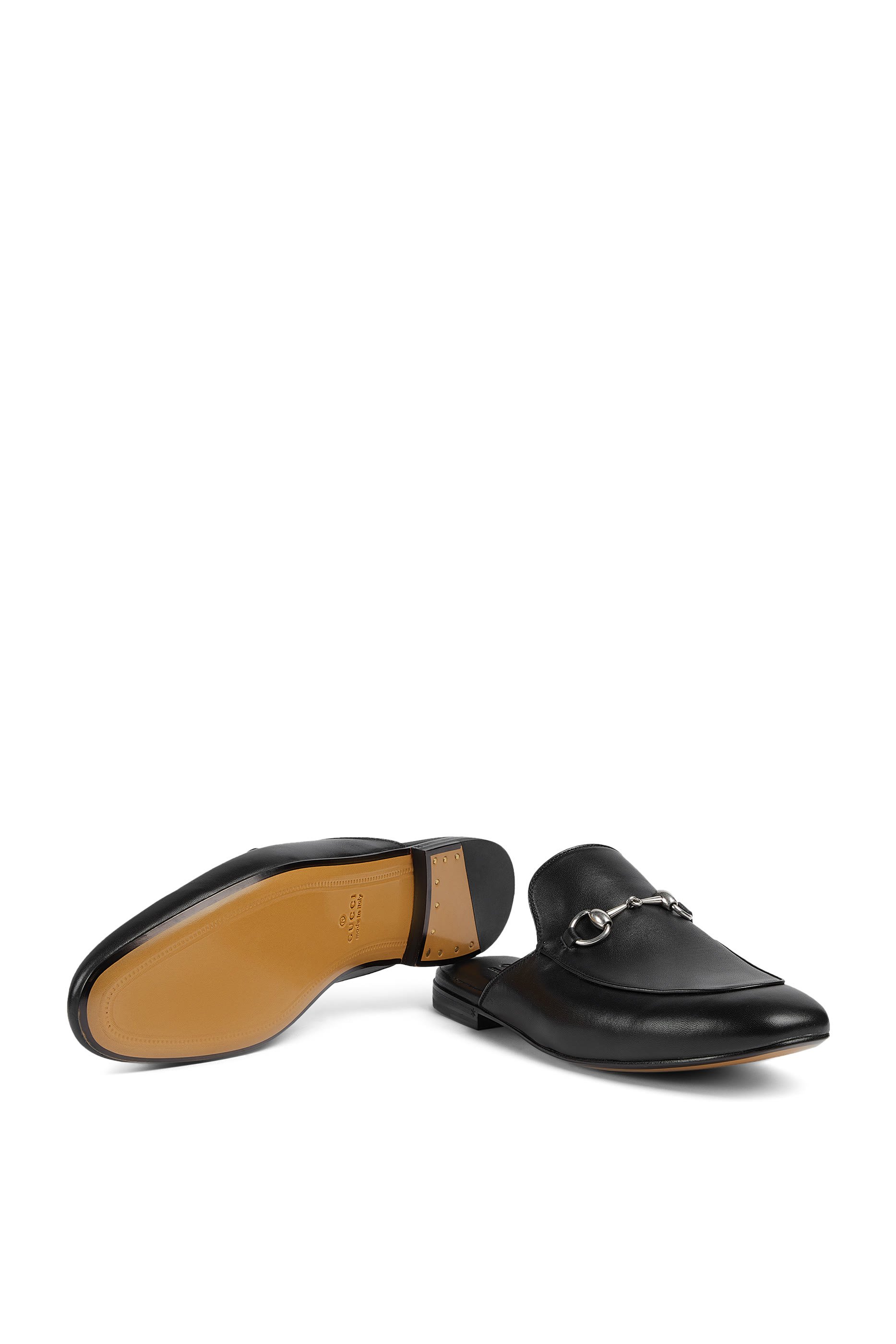 حذاء مفتوح من الخلف بحلية لجام الحصان