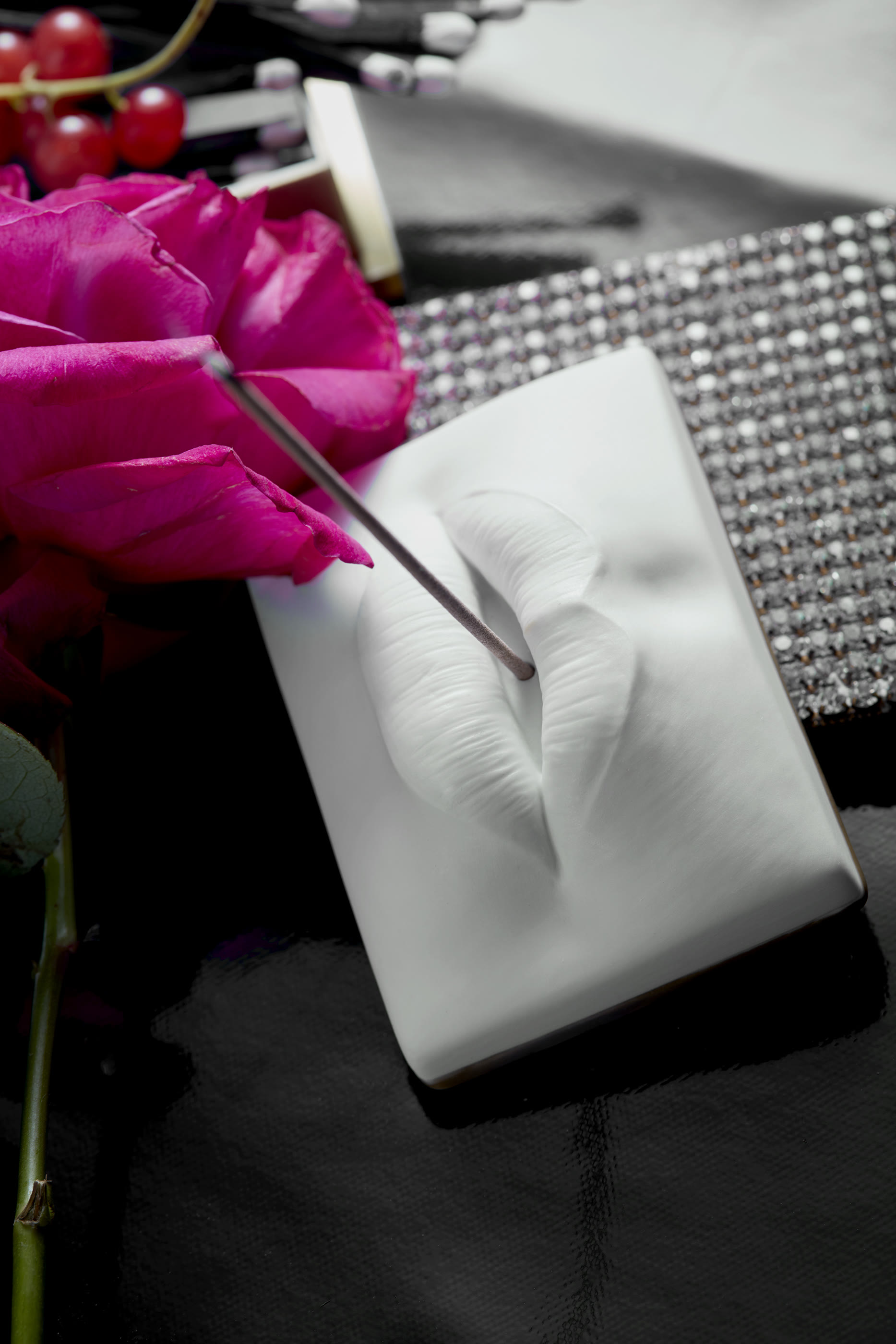 حامل بخور بتصميم شفتين