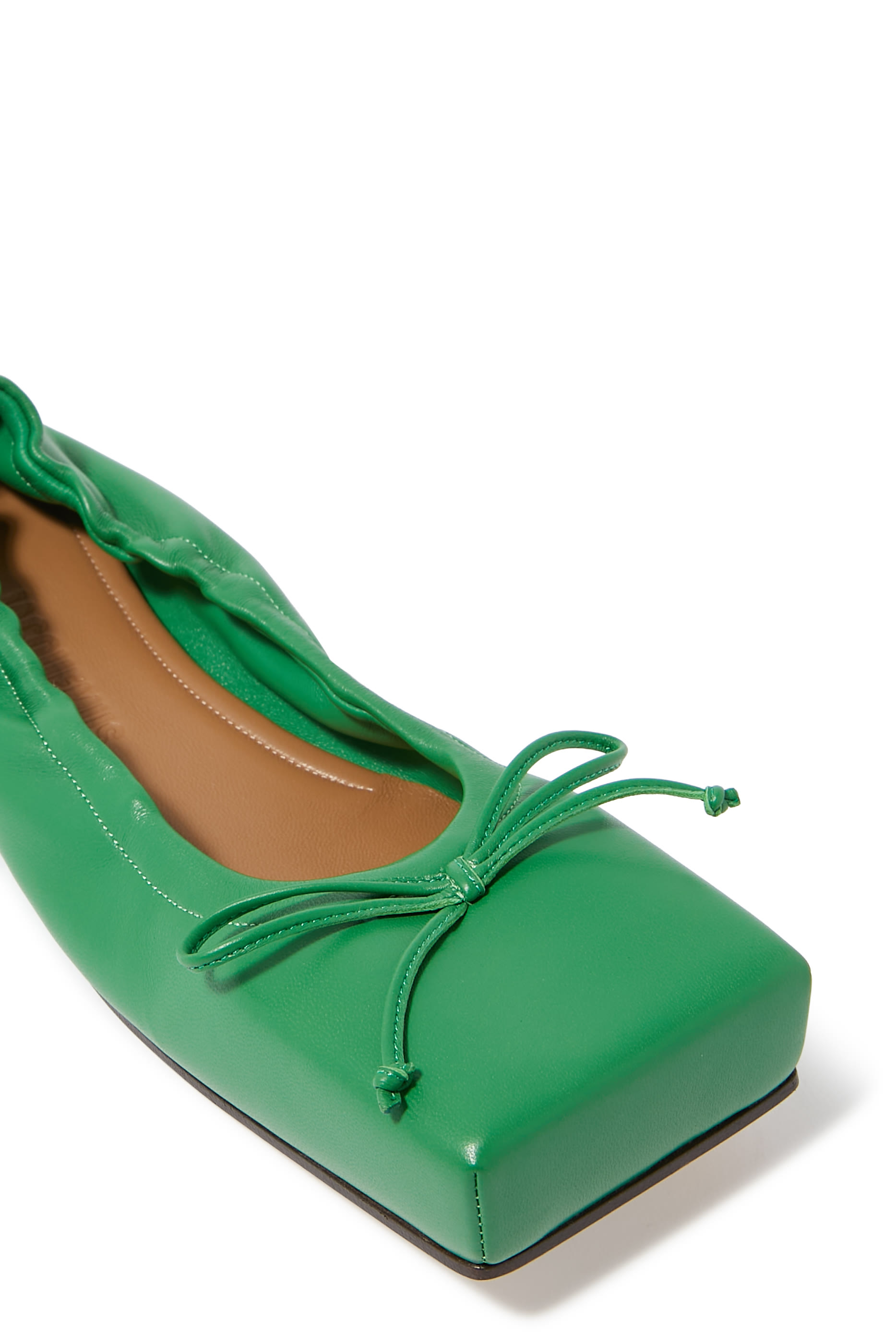 حذاء بالرينا بنعل مسطح بتصميم مربع