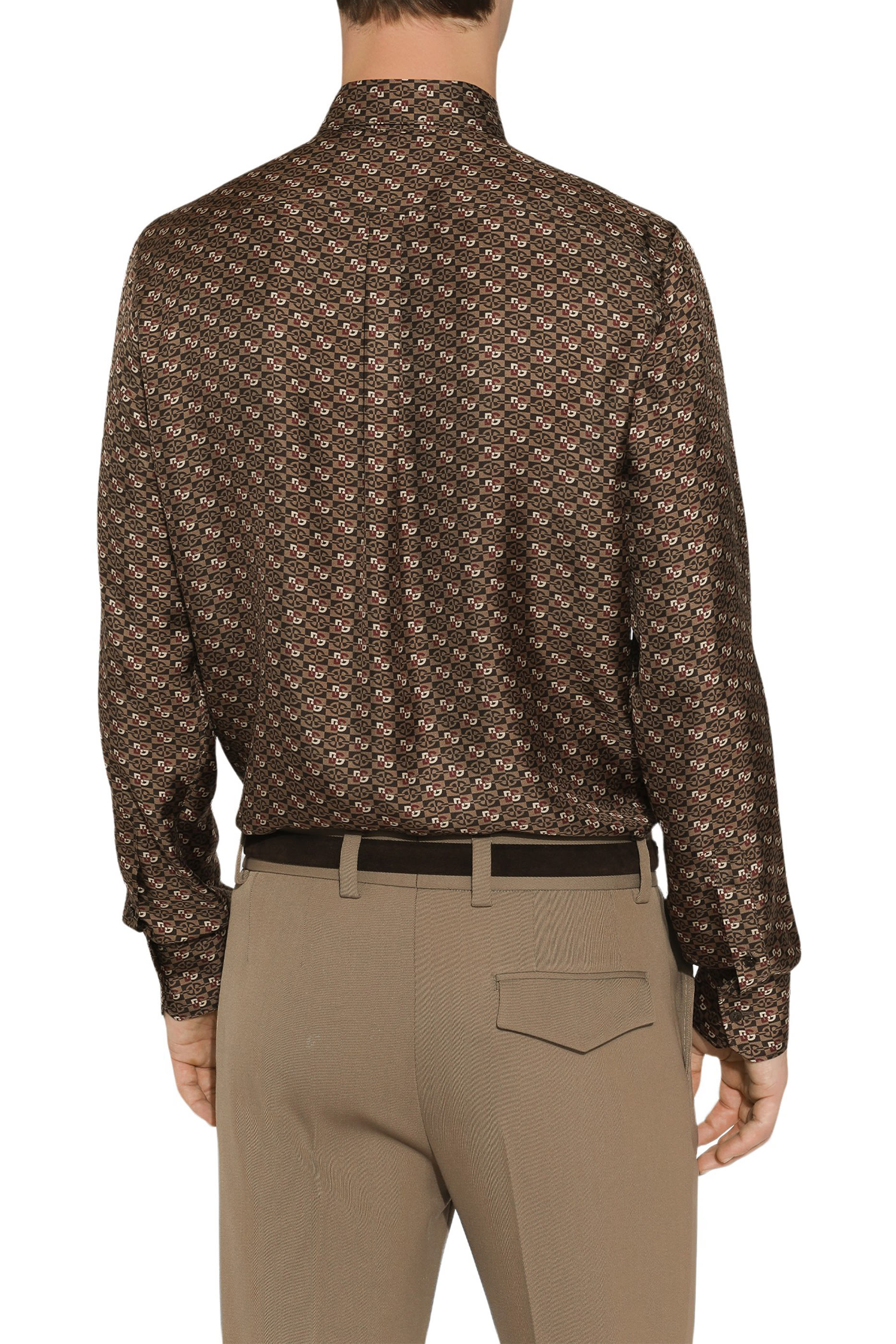 قميص بقصة مارتيني ونقشة ربطة عنق حرير