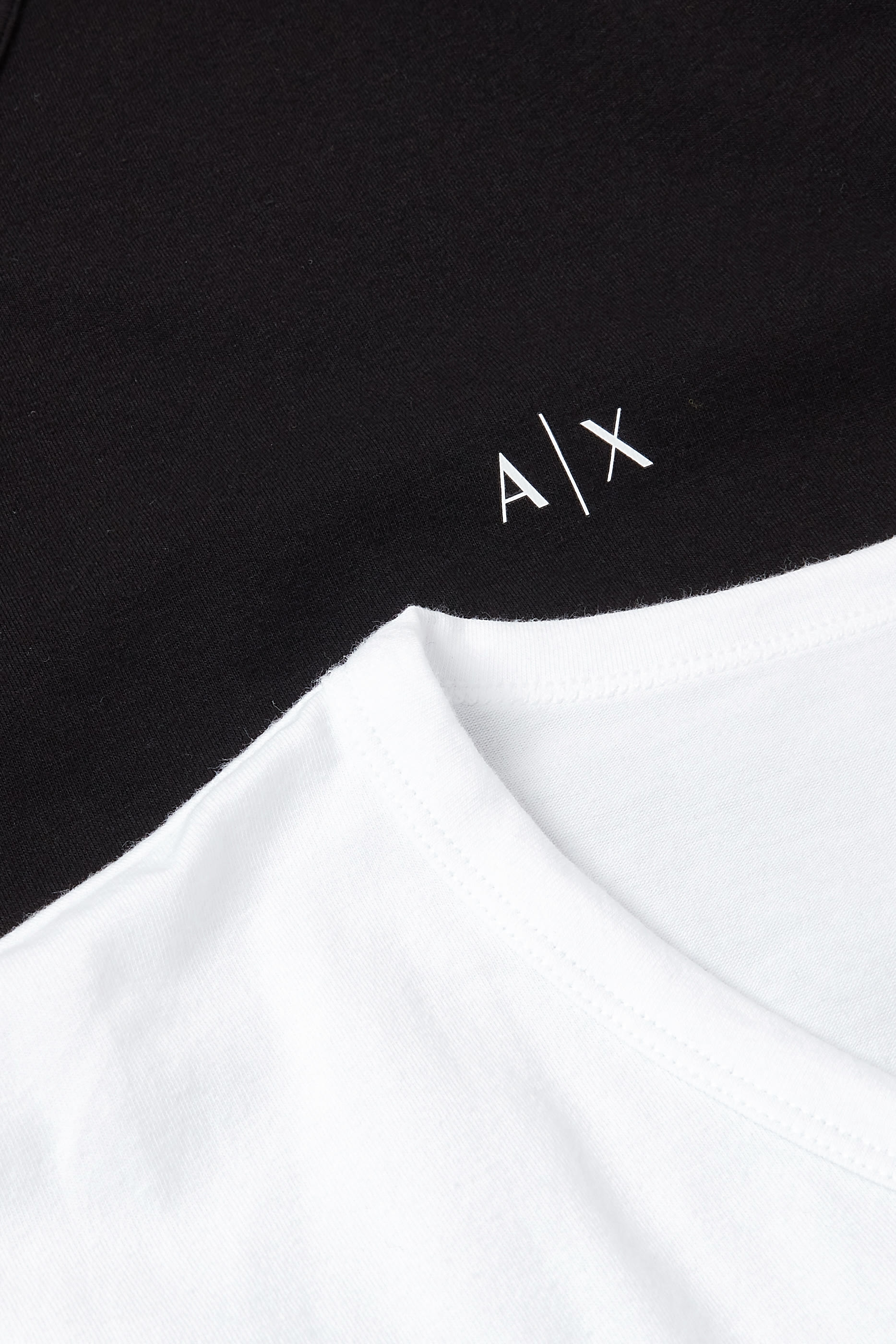 تيشيرت بياقة على شكل حرف V