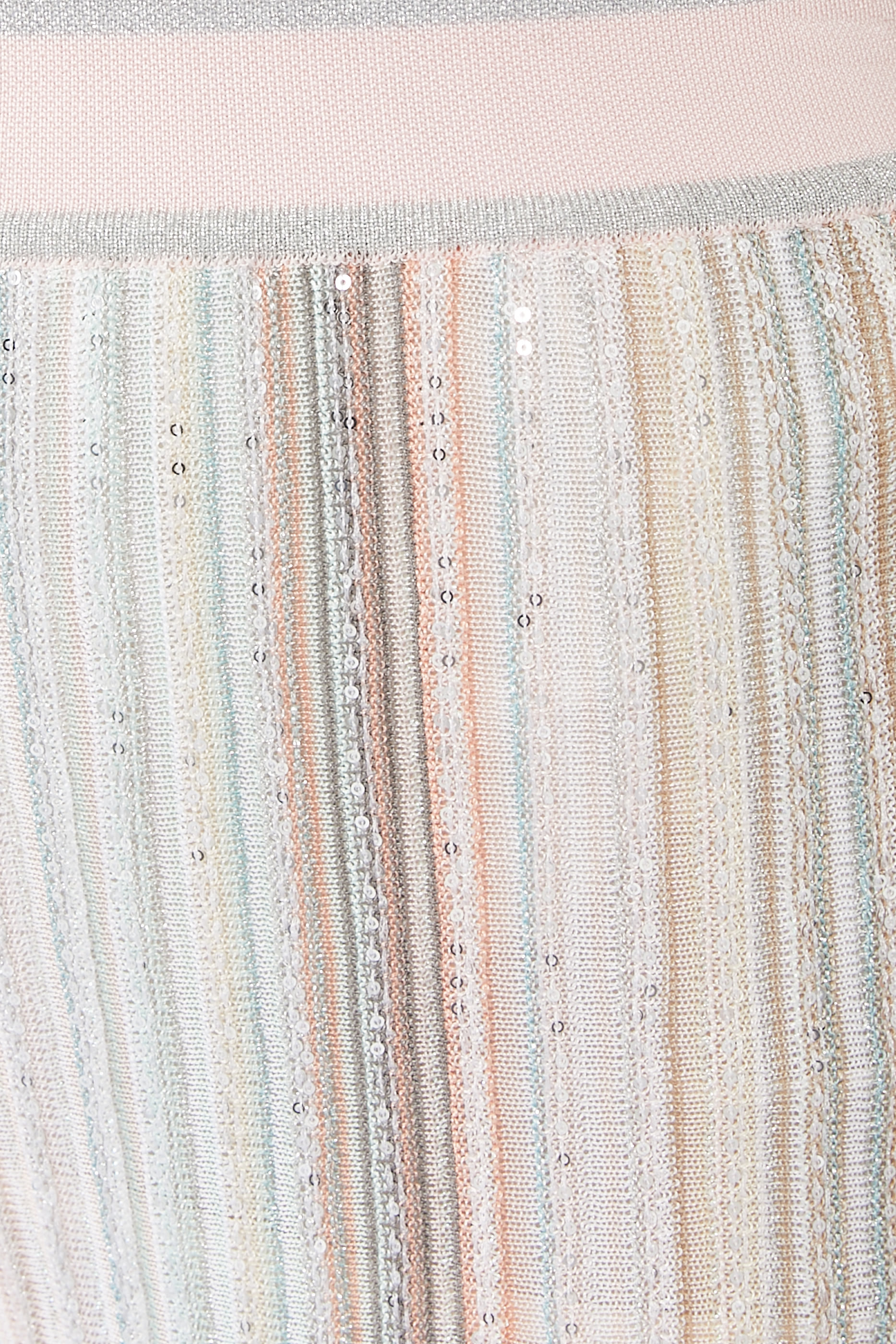 بنطال بخطوط عمودية مطرزة بالترتر