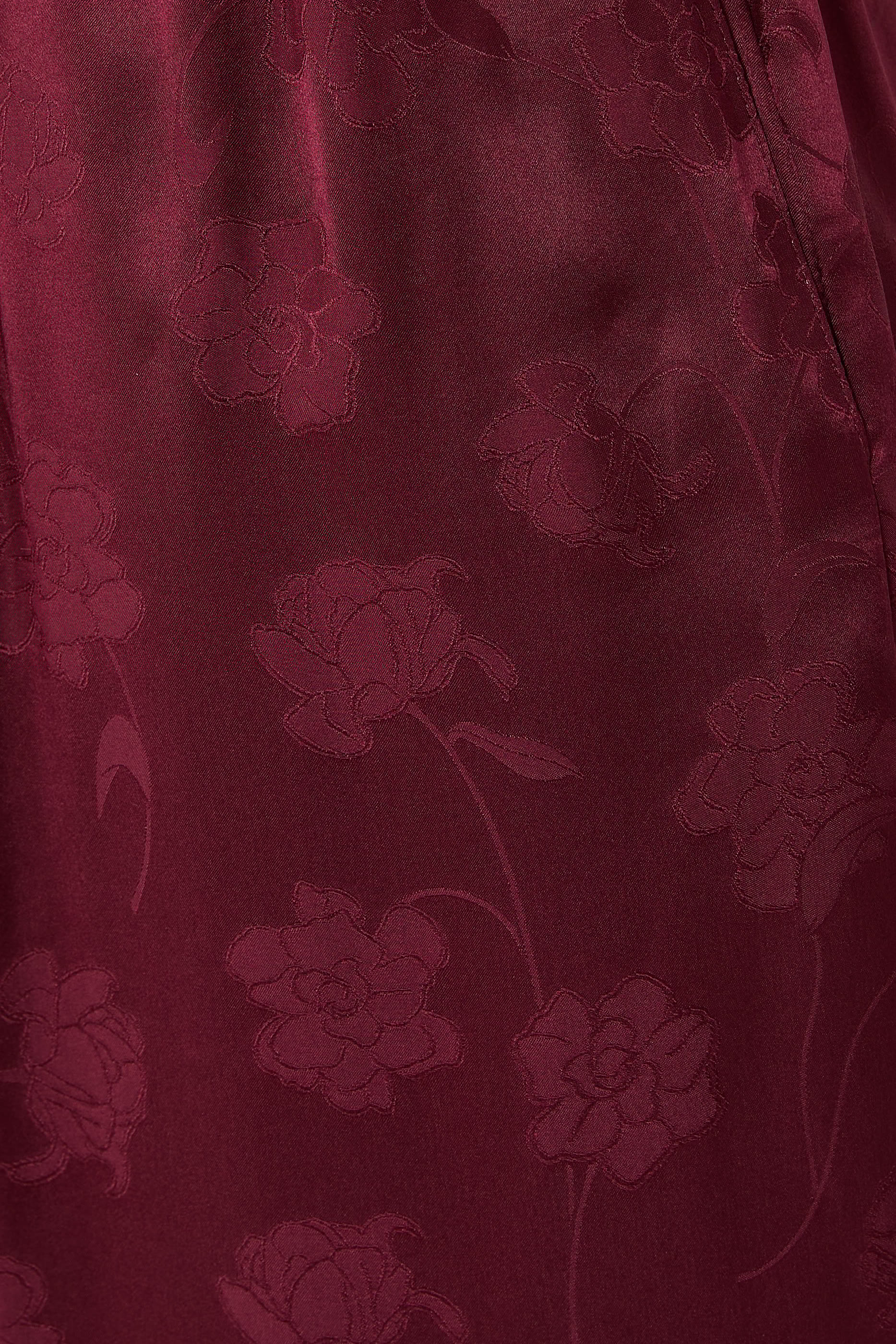 بنطال بقصة تضيق باتجاه الأسفل حرير