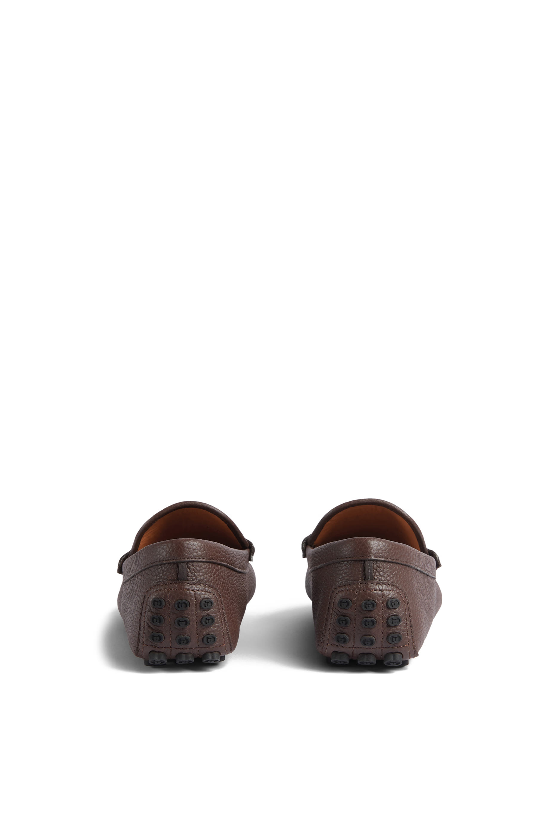 حذاء سهل الارتداء بحلية شعار الماركة