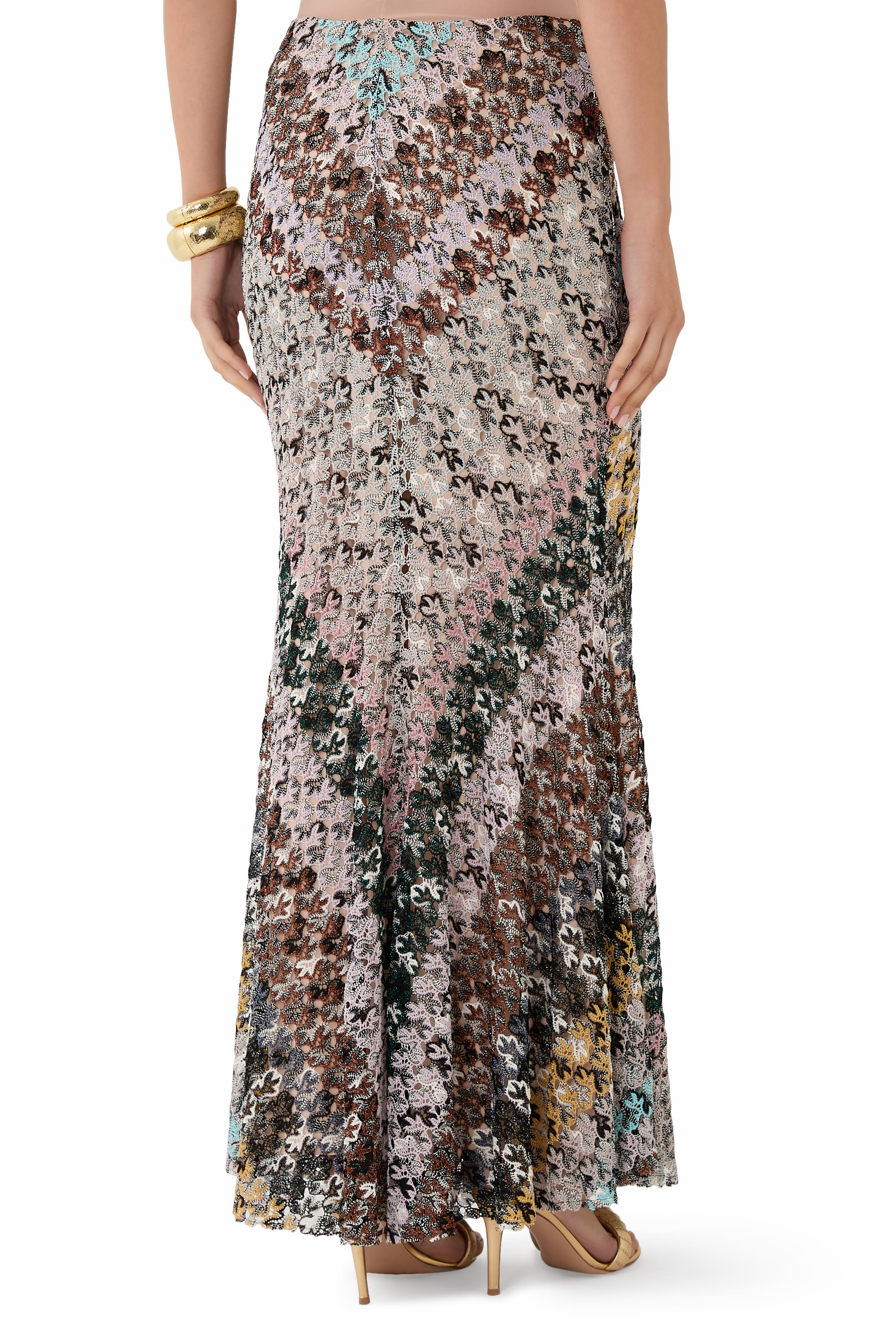 تنورة بقصة طويلة واسعة دانتيل