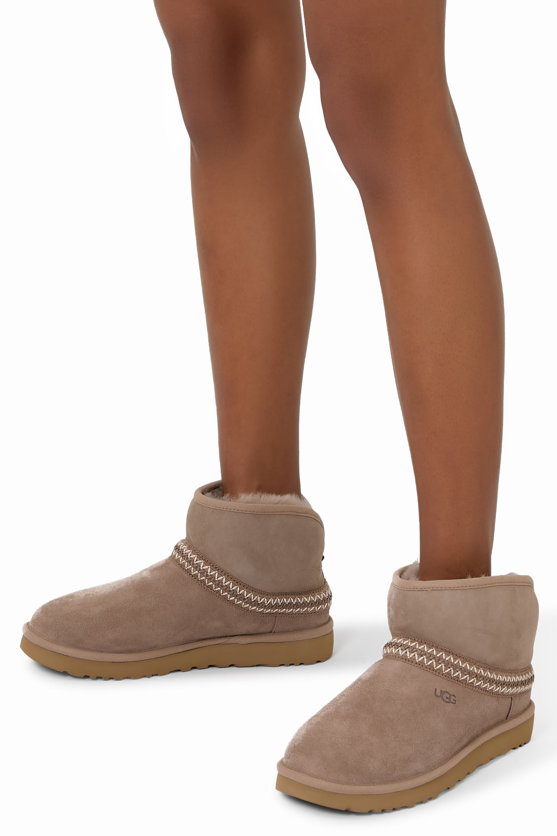 بوت كلاسيك قصير بتفاصيل مقوسة