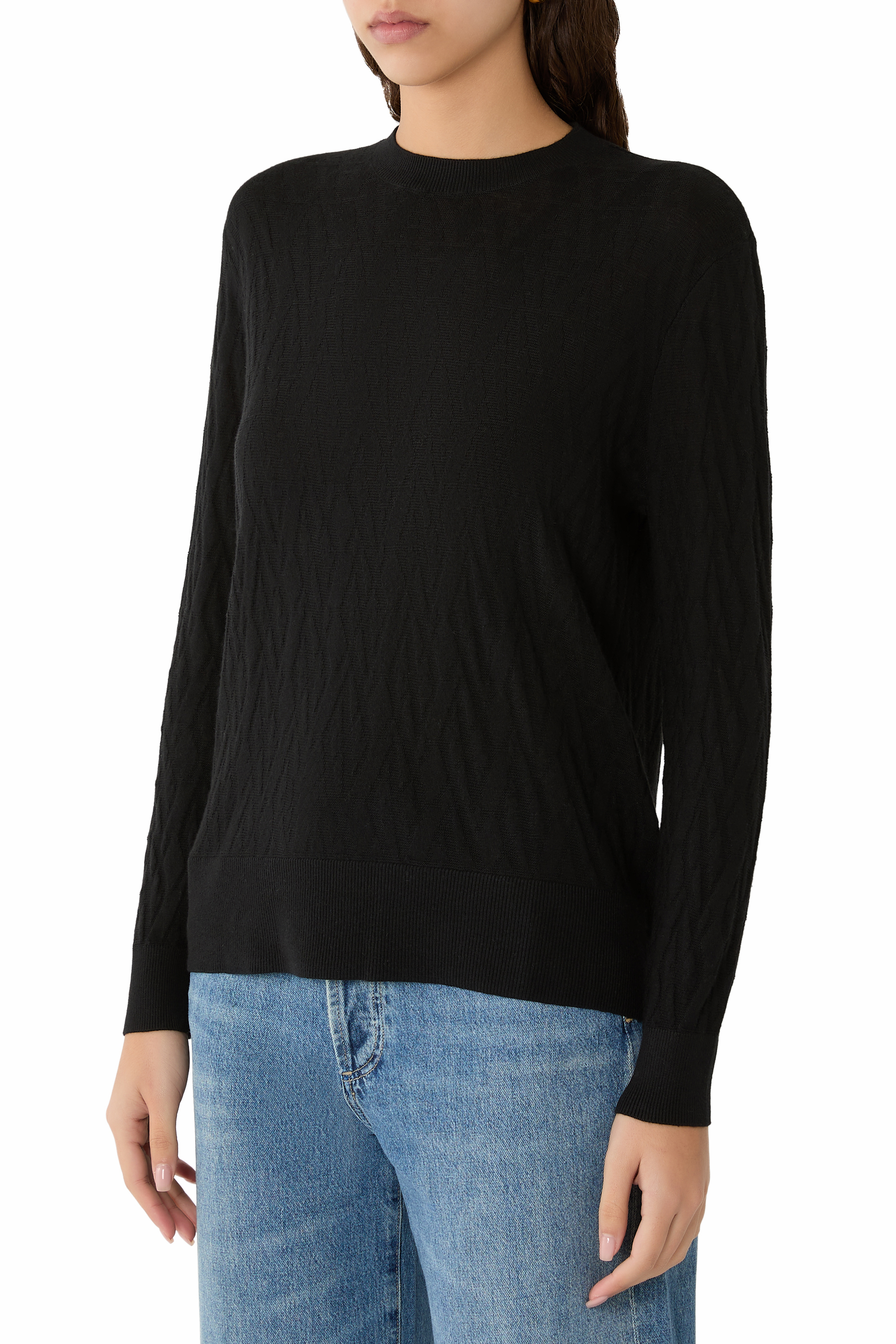 كنزة بحروف شعار الماركة