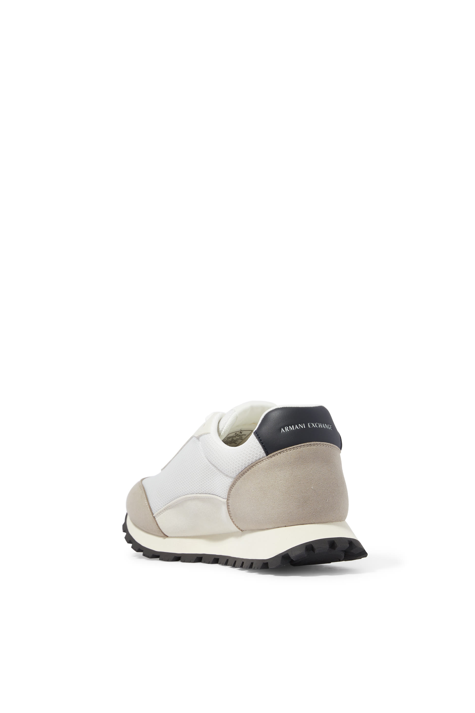 سنيكرز برباط وتفاصيل شعار الماركة