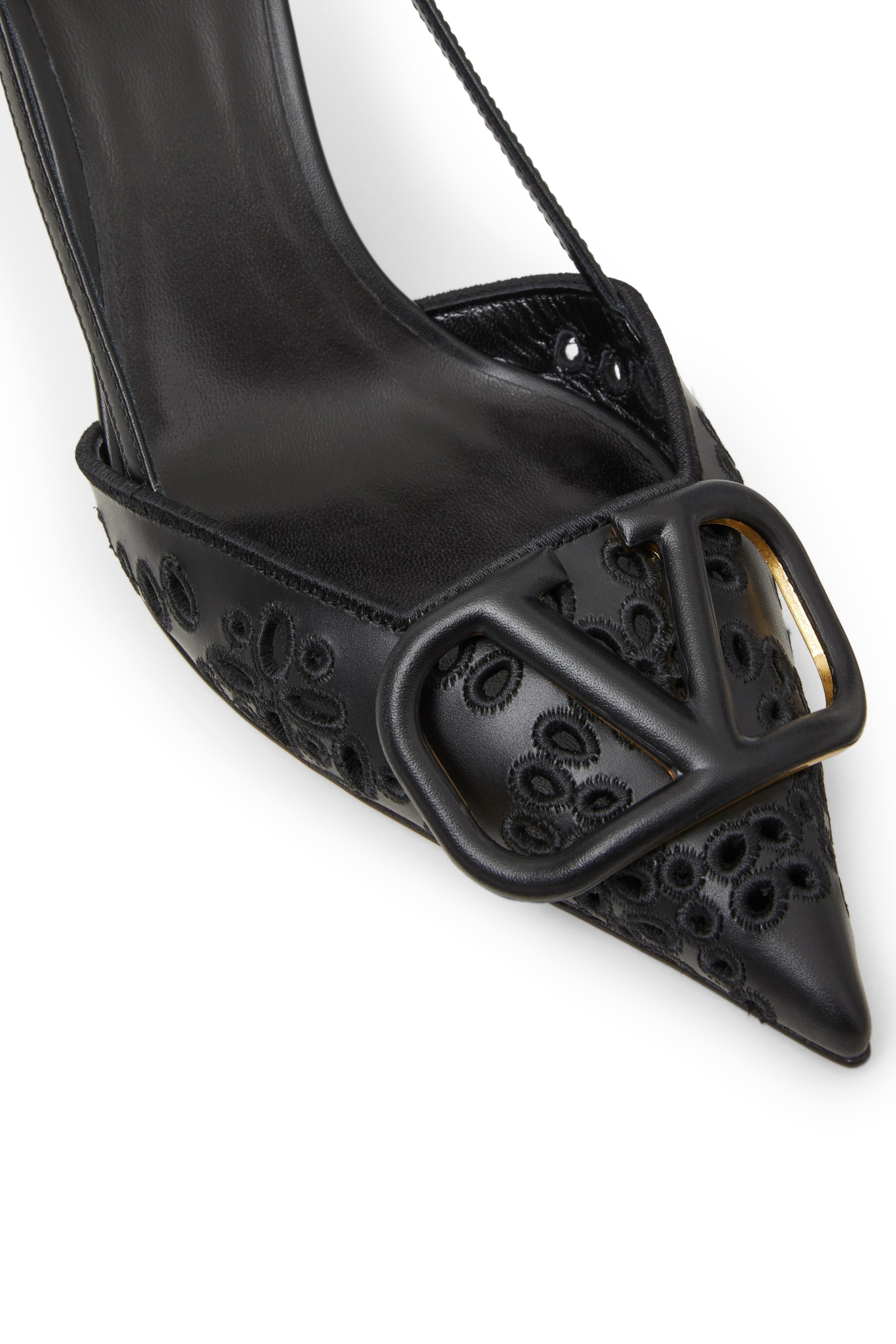 حذاء كلاسيك بسير خلفي وشعار الماركة