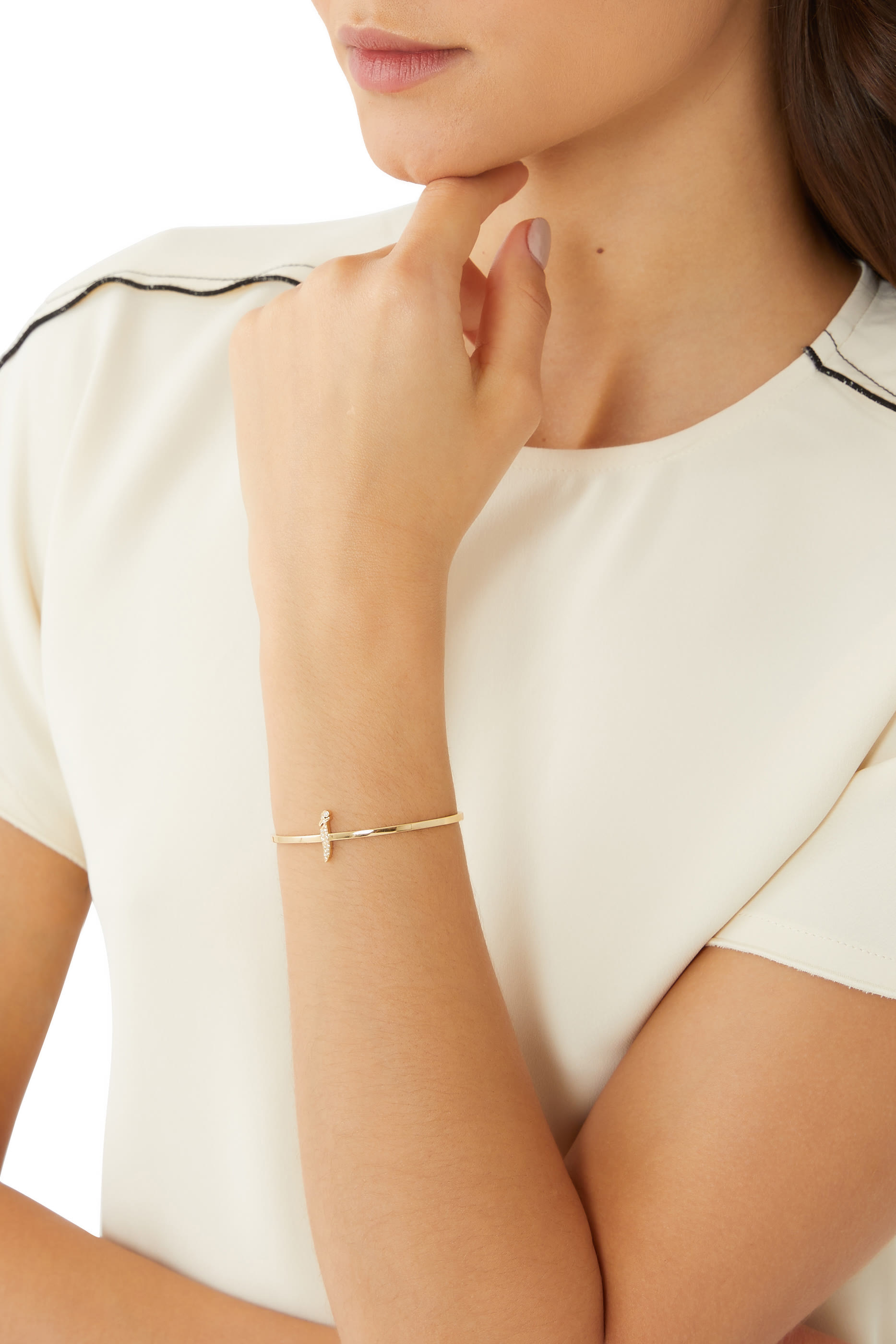 سوار اولا بحلية بتصميم حرف "أ" مرصعة بماس ذهب أصفر عيار 18