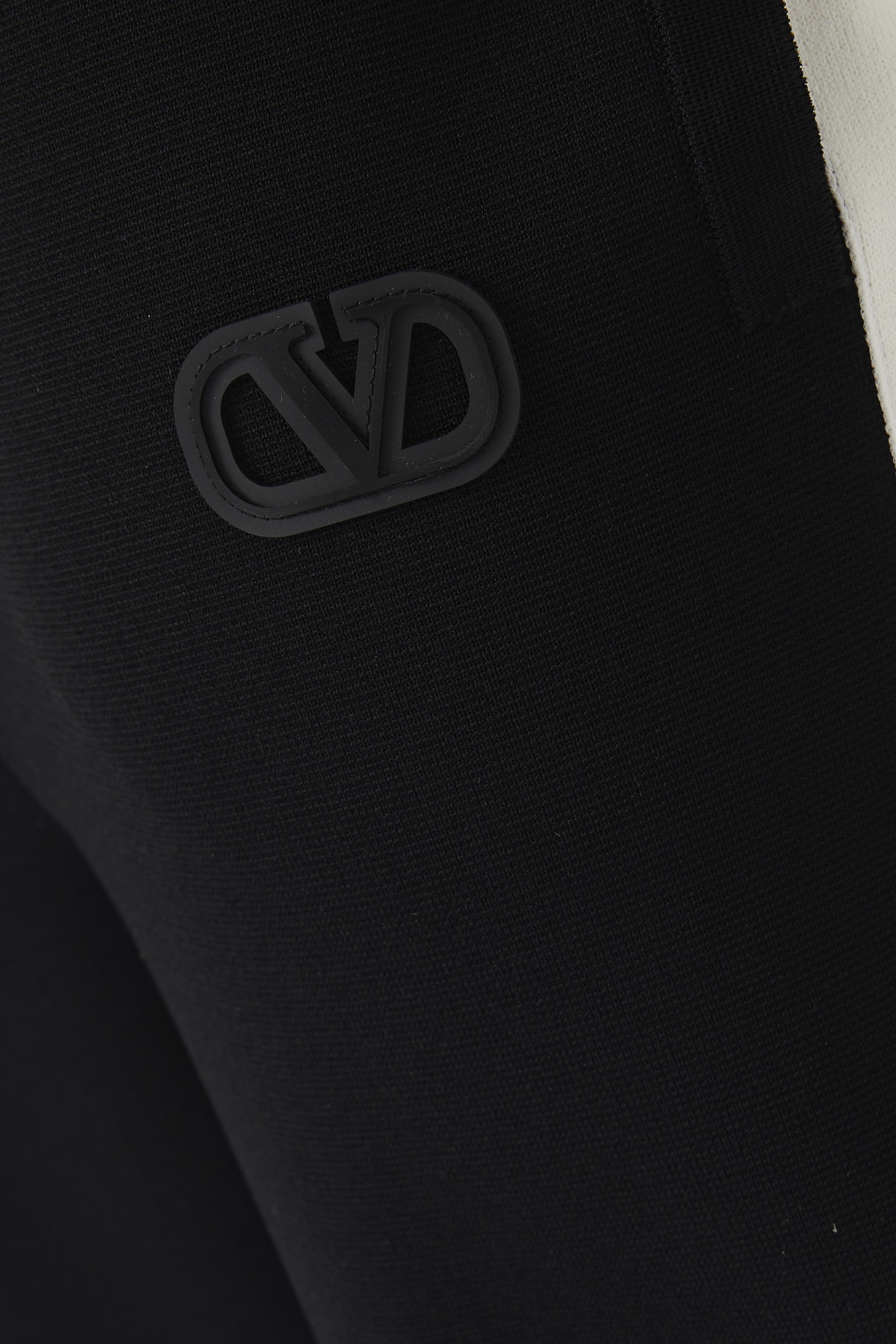 بنطال رياضي فالنتينو جارافاني بقصة ساق تضيق نحو الأسفل&nbsp;