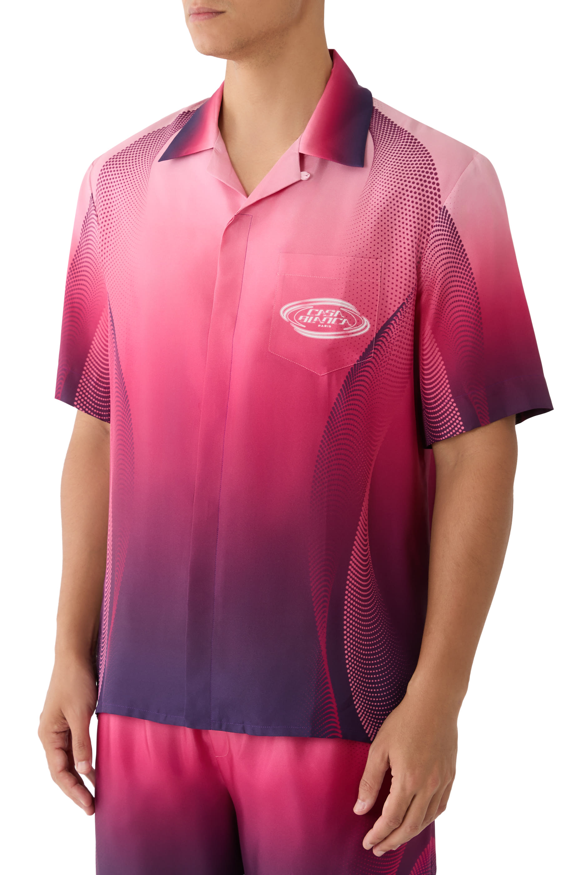 قميص بأكمام قصيرة وياقة كيوبن حرير بلون أوبرجين متدرج