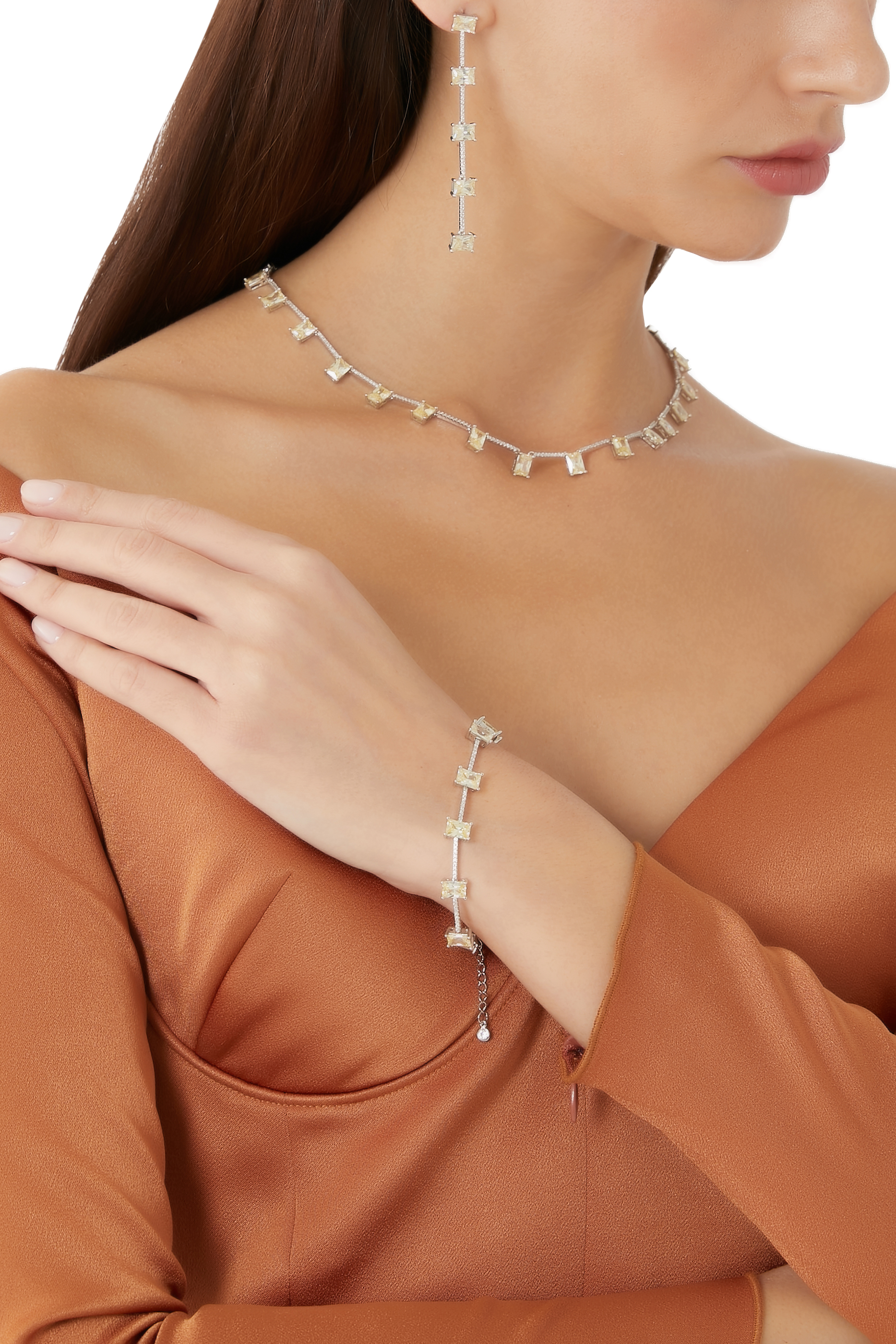 سوار مرصع بالزمرد بشكل أفقي