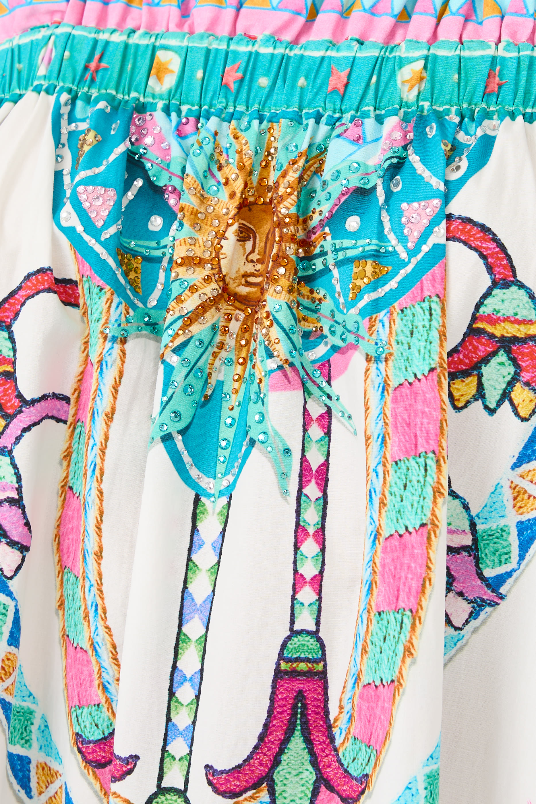 فستان صيفي طويل بحمالات عريضة