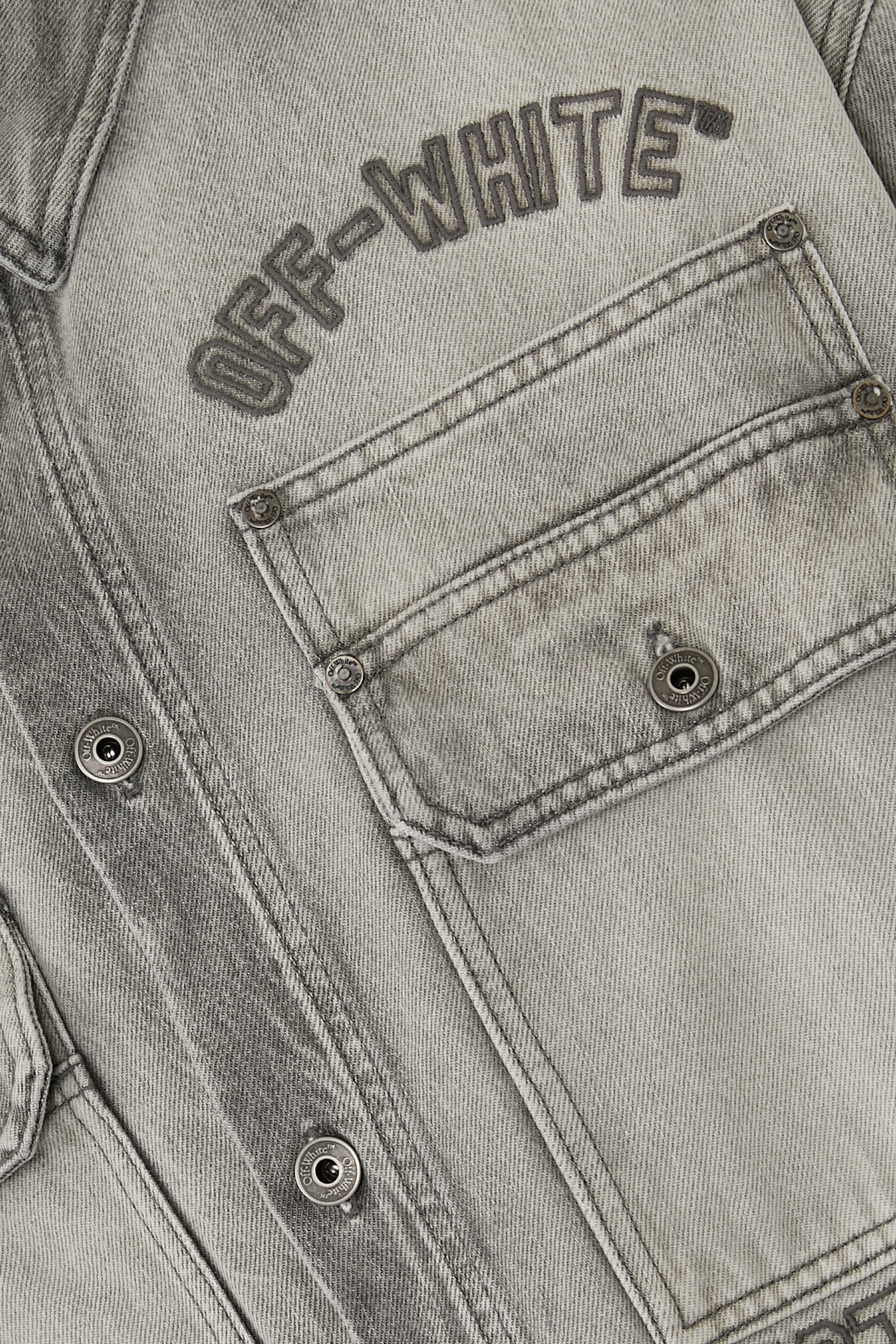 قميص بنمط جاكيت بتصميم عسكري بخطوط مائلة وتطريزات دنيم