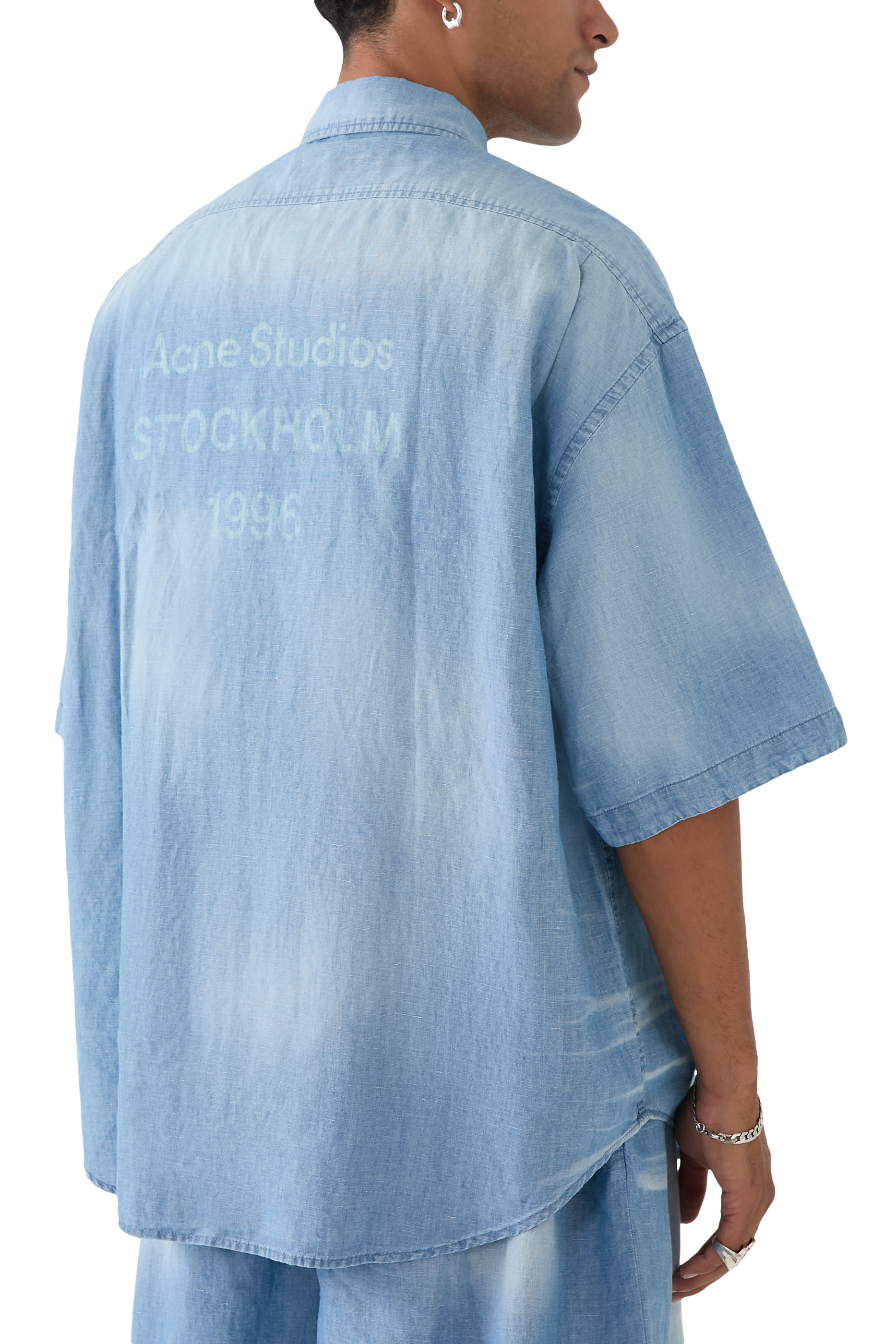 قميص بأكمام قصيرة