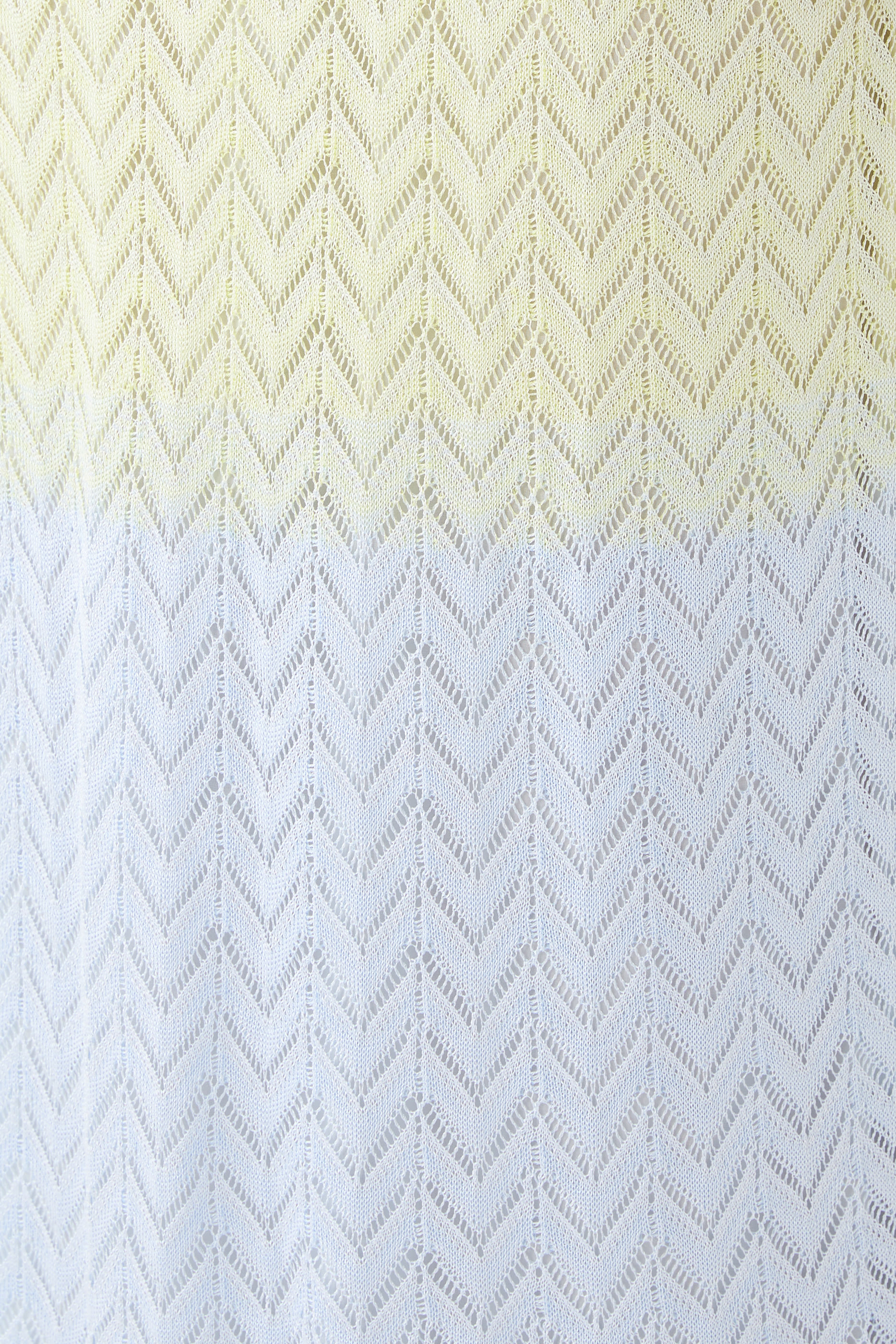 فستان طويل بخطوط متعرجة ولون متدرج دانتيل