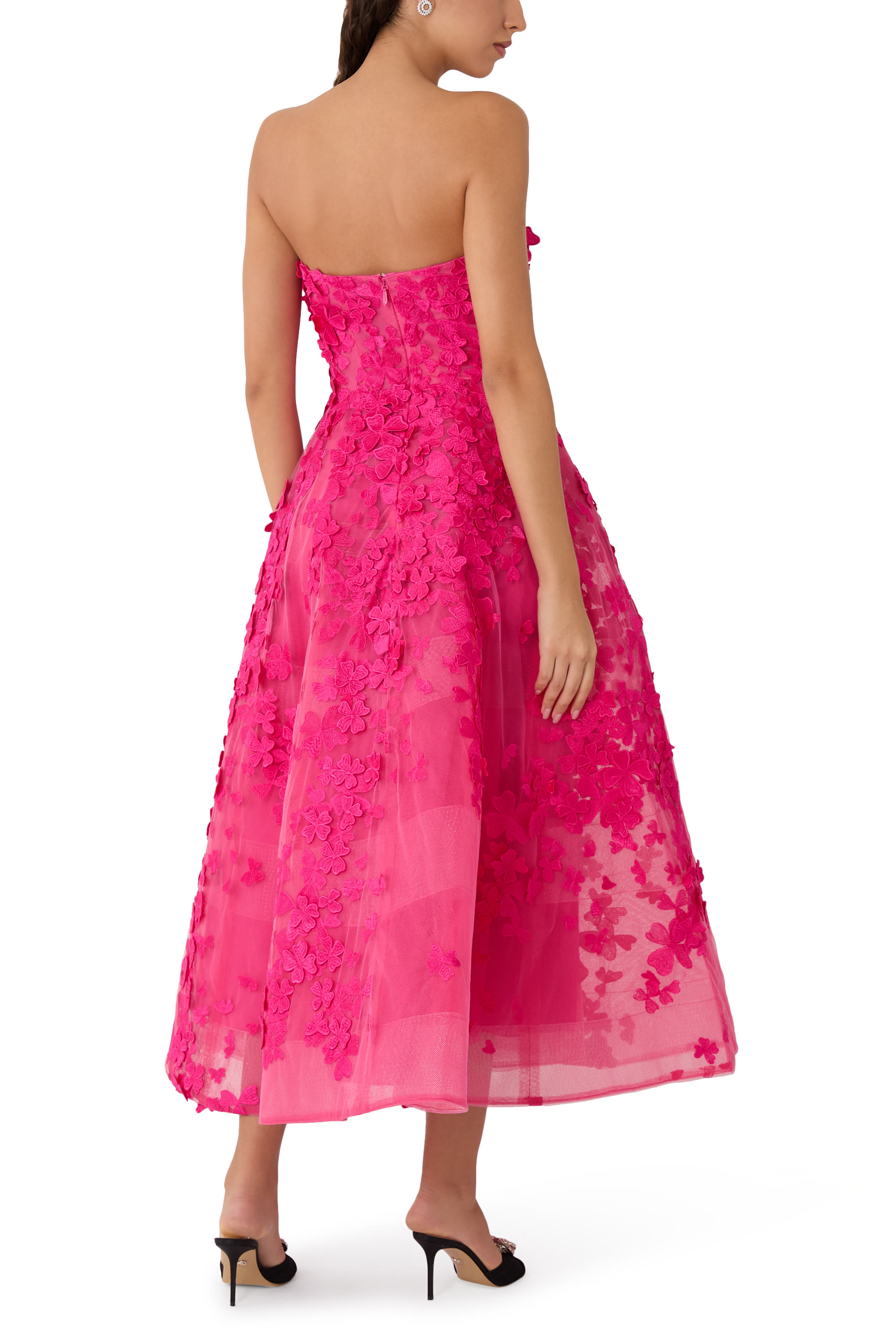 فستان متوسط الطول بياقة قلب دانتيل