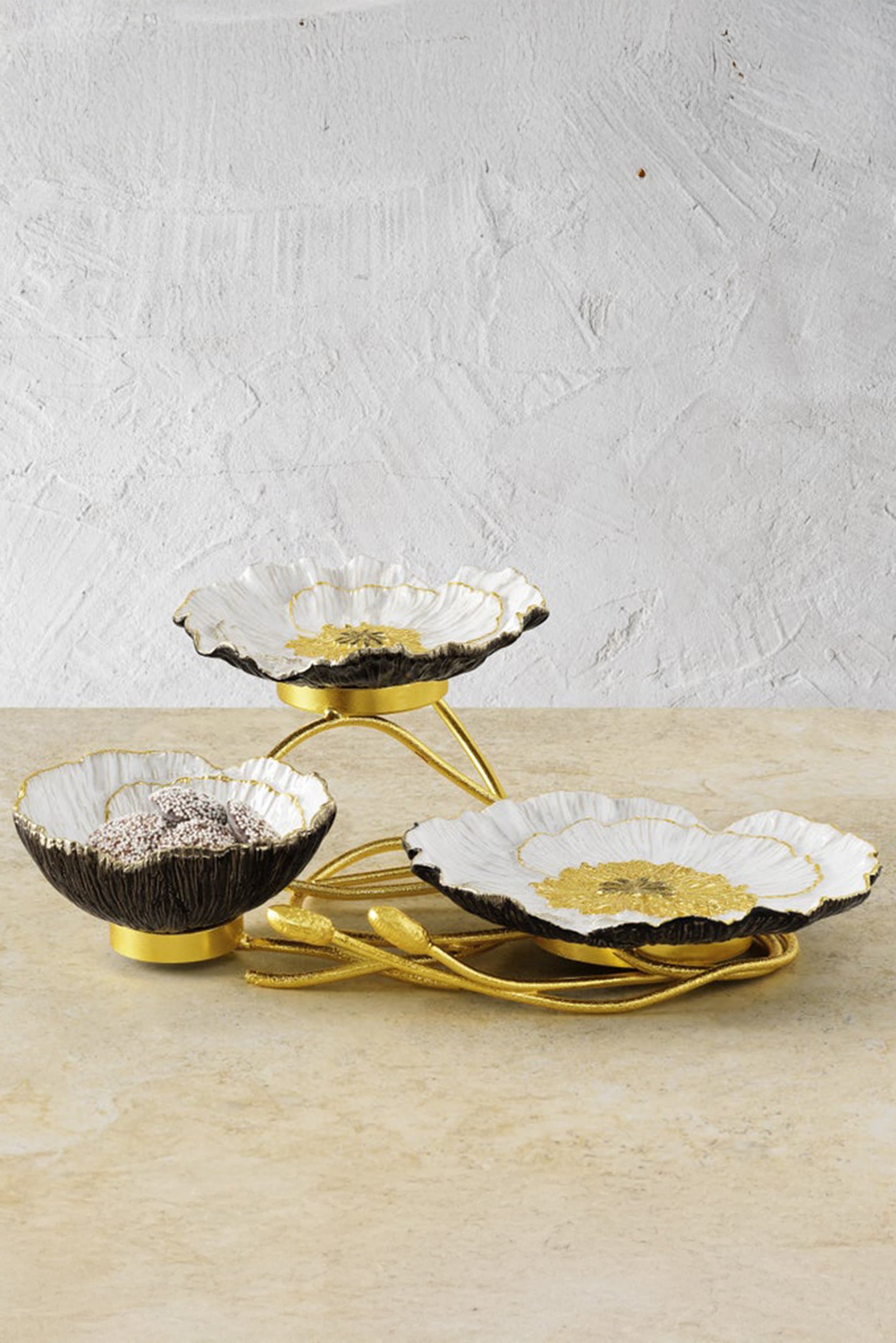 طبق ثلاثي بتصميم شقائق النعمان