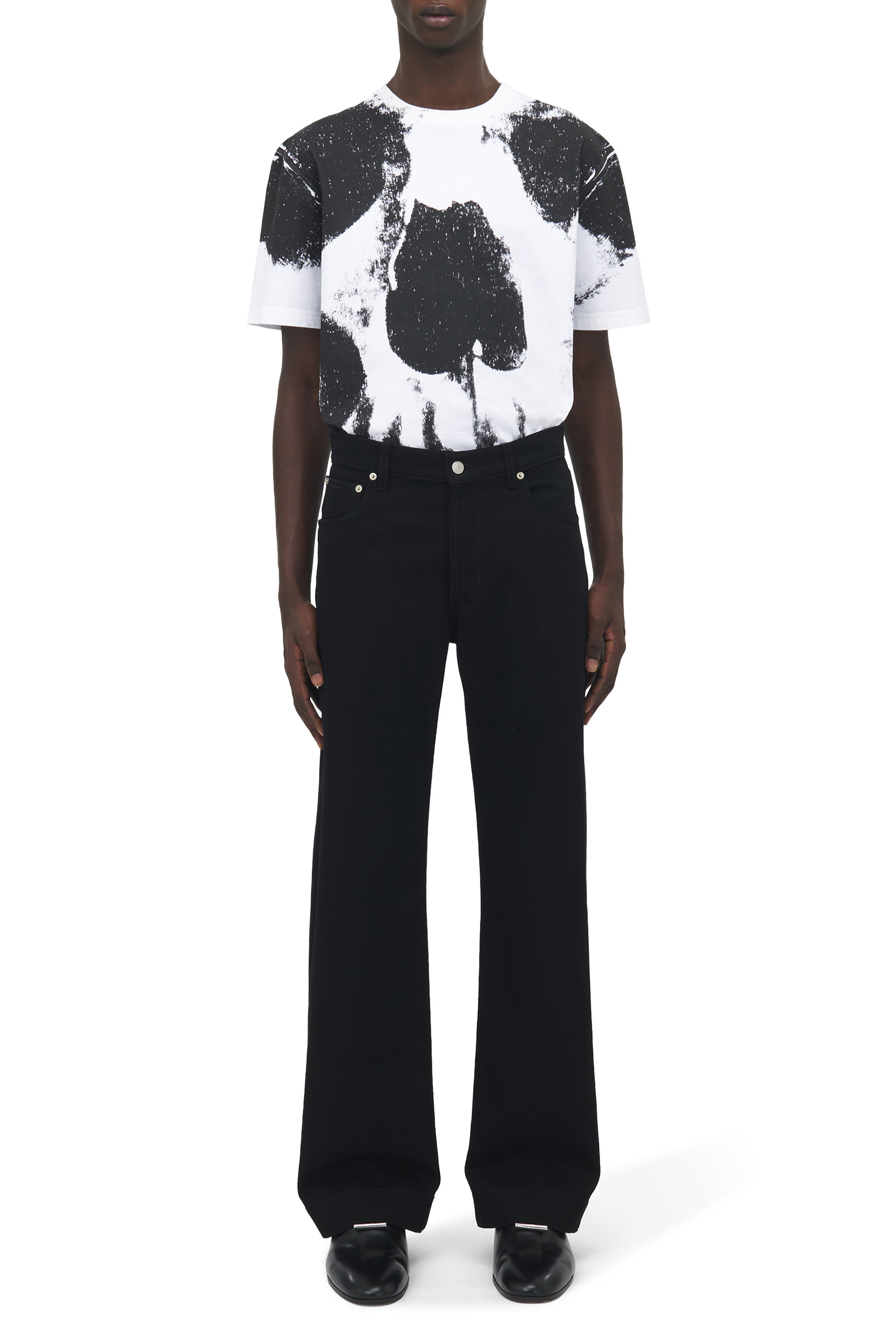 بنطال جينز بقصة ساق واسعة