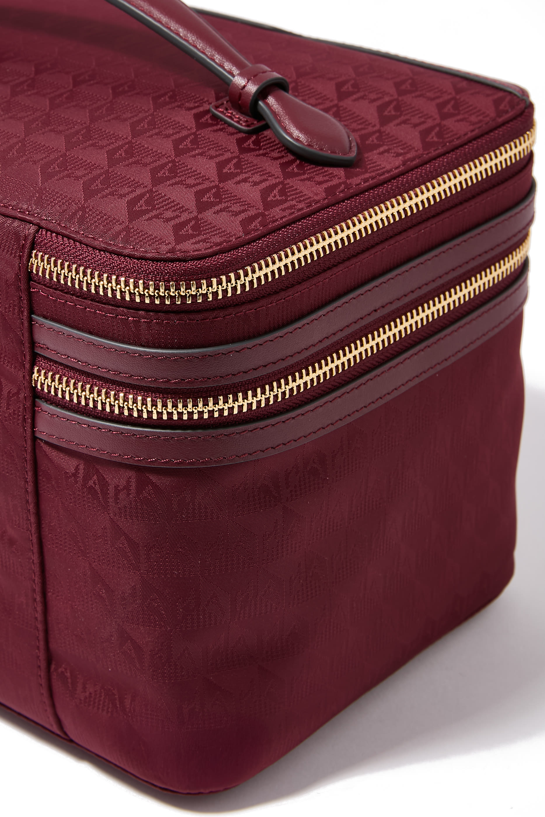 حقيبة مستحضرات تجميل بشعار الماركة