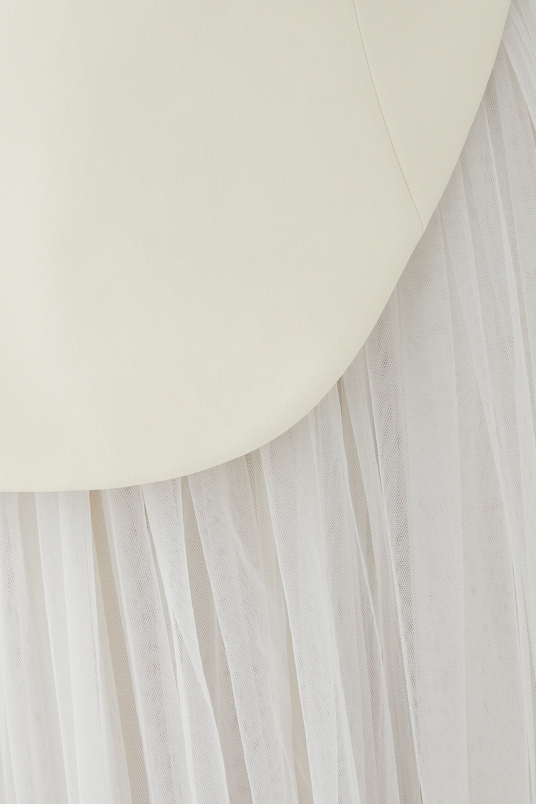 فستان سهرة بتصميم غير متماثل كريب مع تنورة وأكمام تول