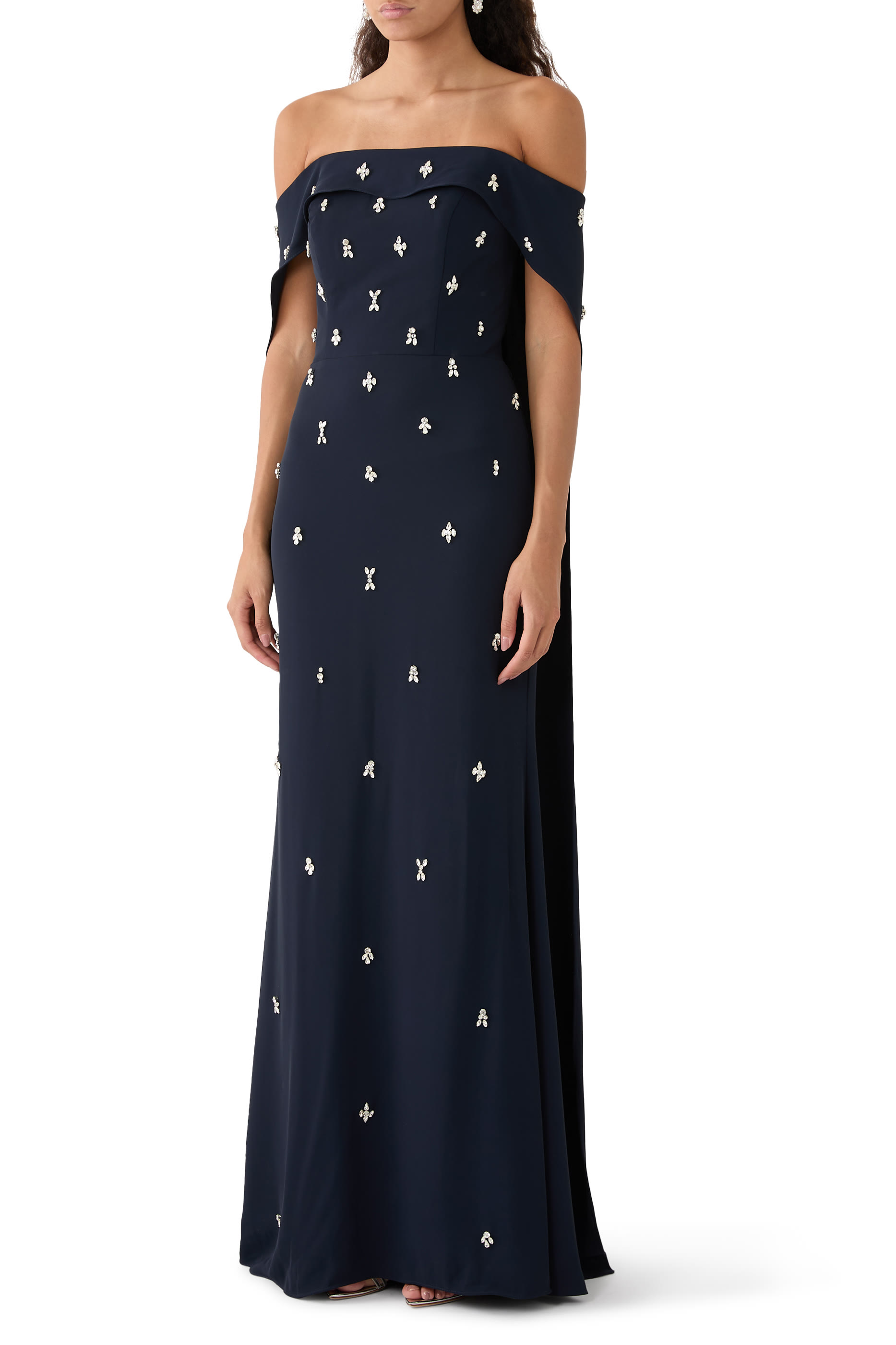 فستان بأكتاف مكشوفة وكاب