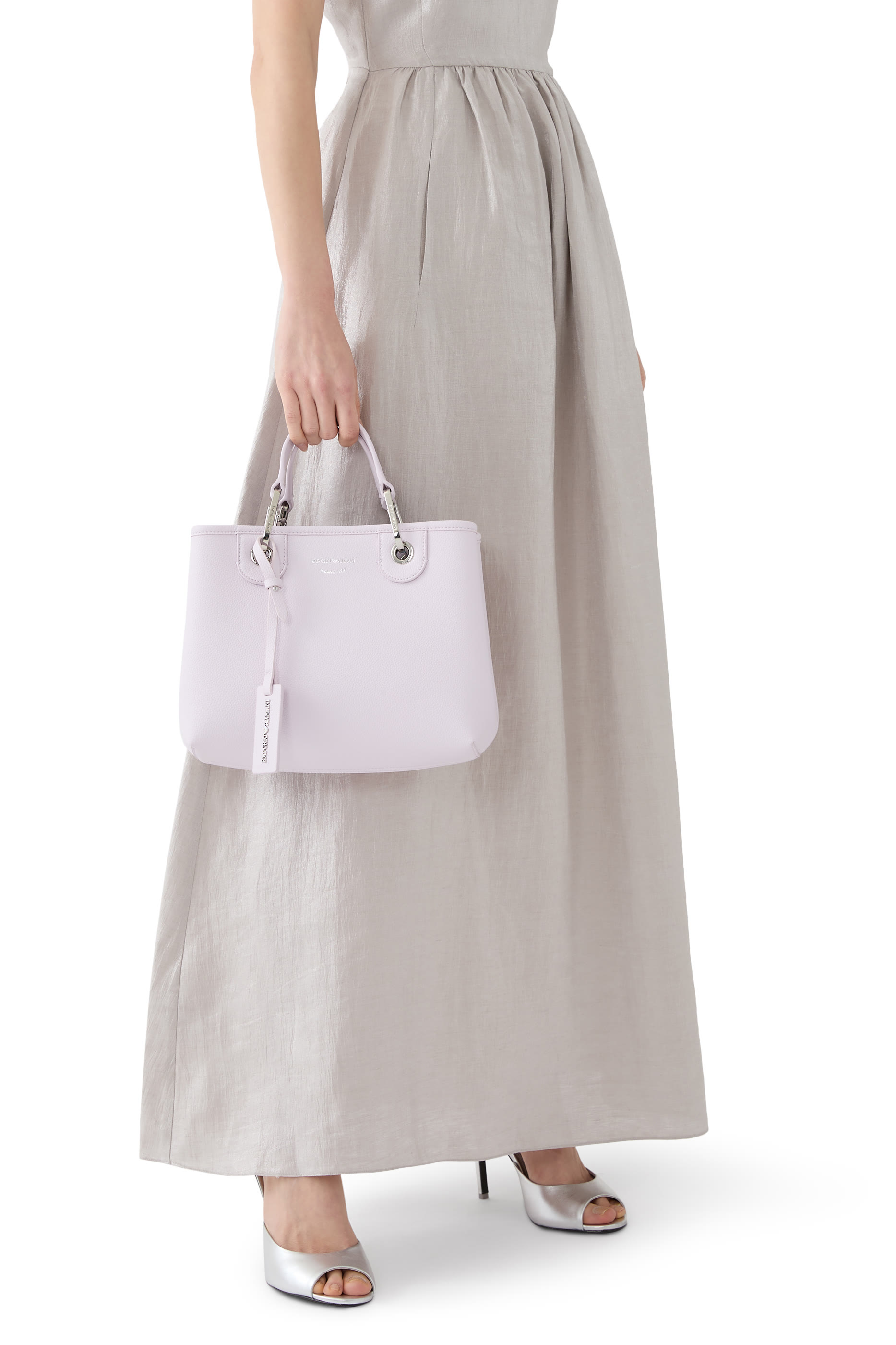 حقيبة يد مزينة بشعار الماركة